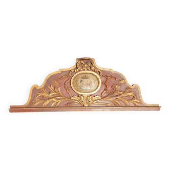 Monumentale fronton, bas relief en bois sculpté laqué