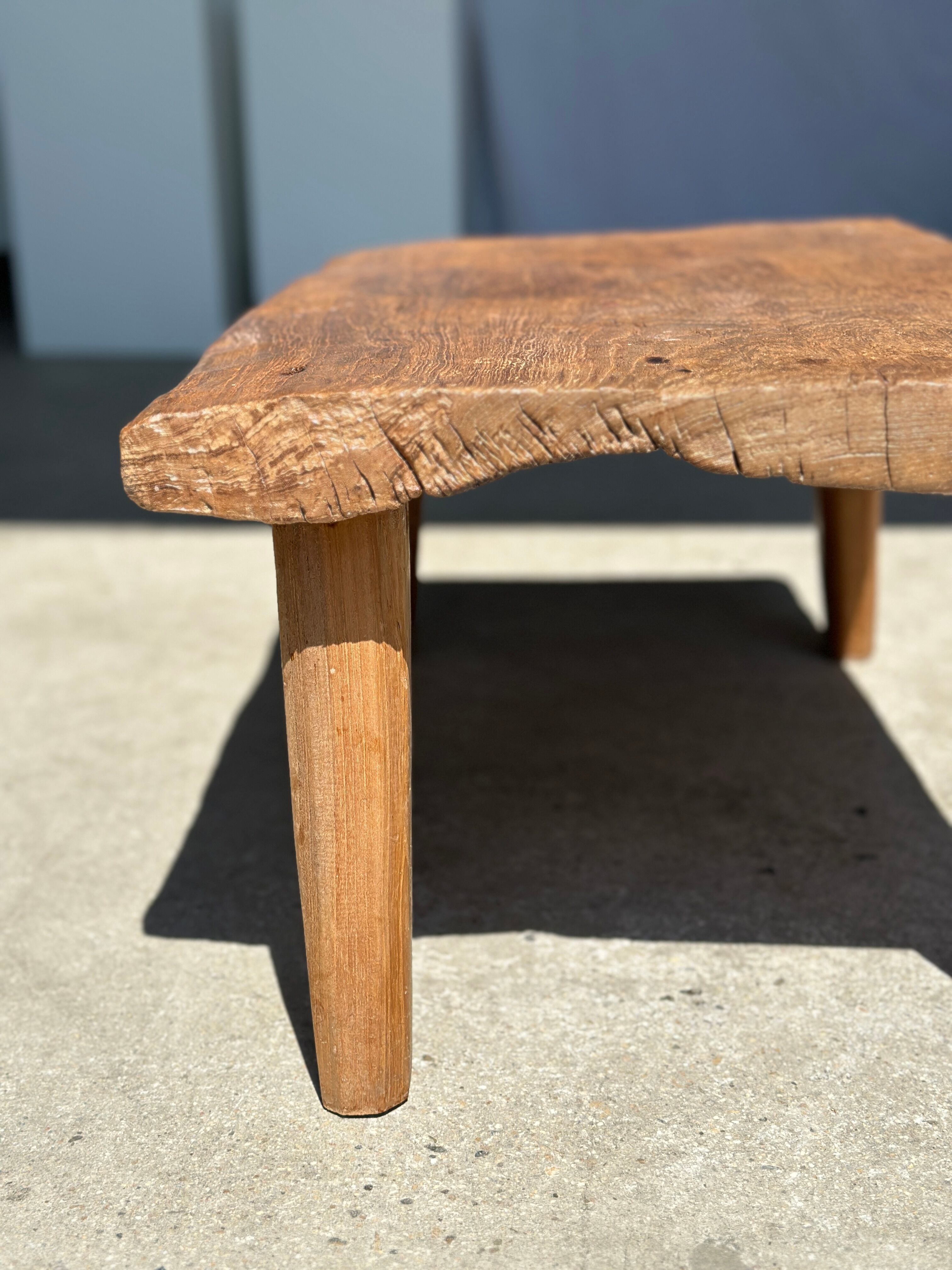Coffee table in blond teak quadripod
