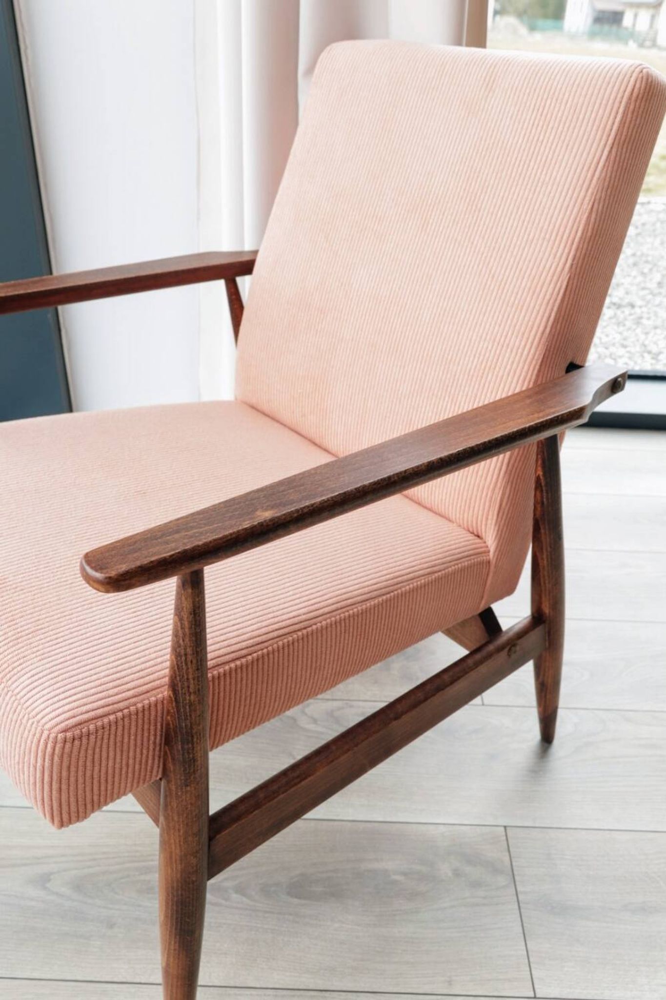 Scandinavian armchair in light coral knitted velvet