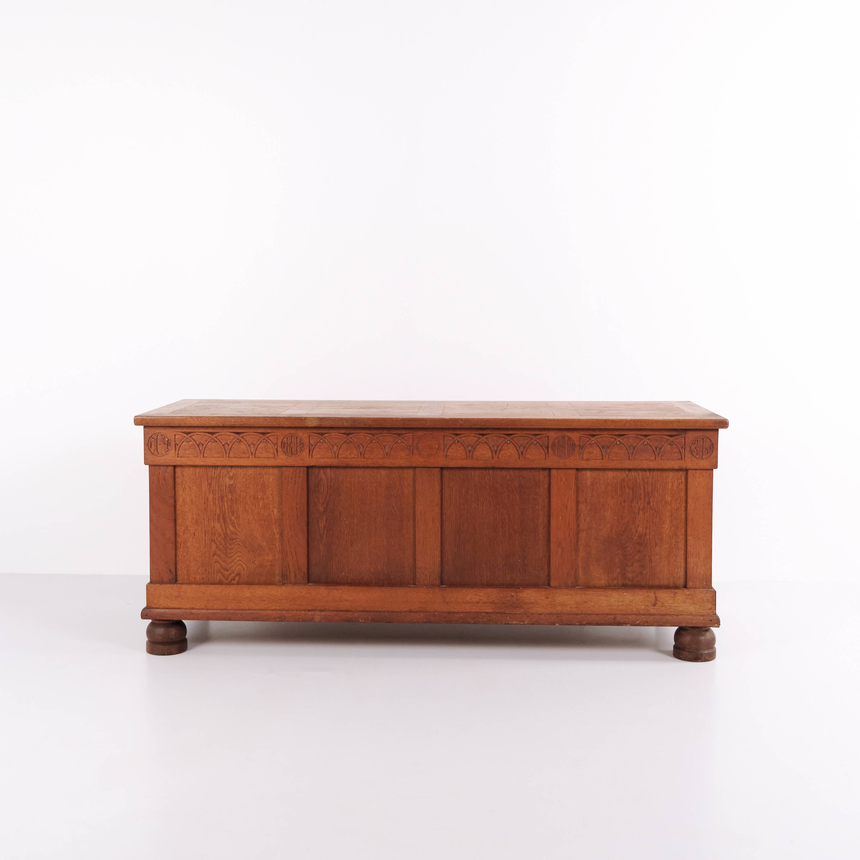 Chest – Oak – Carved details – Round legs – c. 1920s
