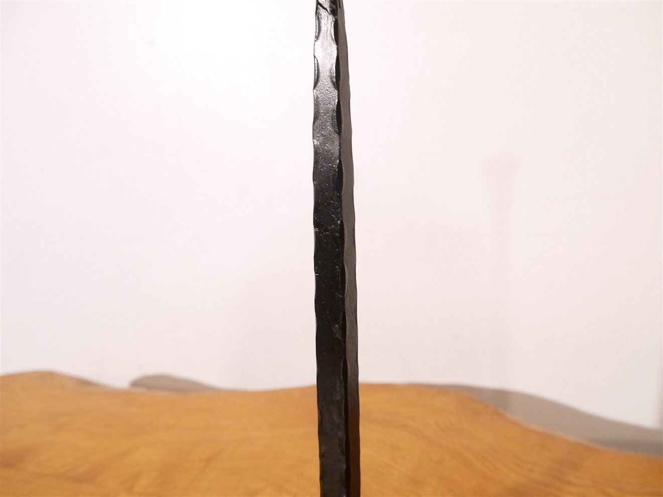 Paire de bougeoirs brutalistes en fonte 1950