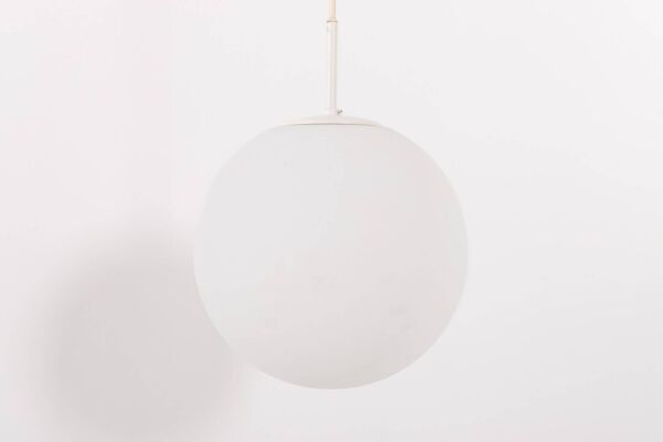Grande suspension Raak Amsterdam Globe en verre opalin
