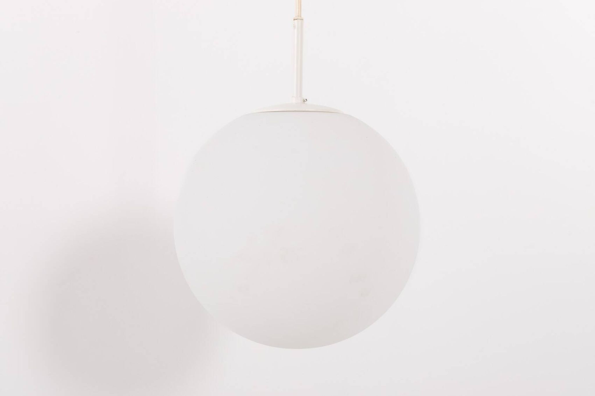 Grande suspension Raak Amsterdam Globe en verre opalin