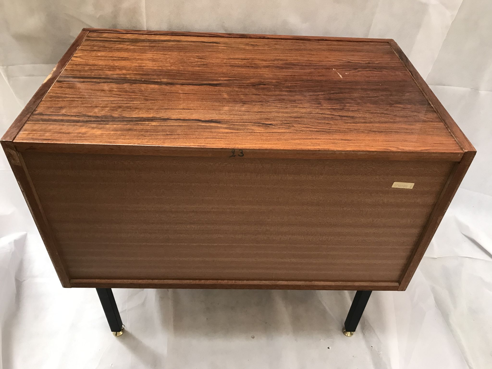 Lacquered 3-drawer chest with rosewood veneer.