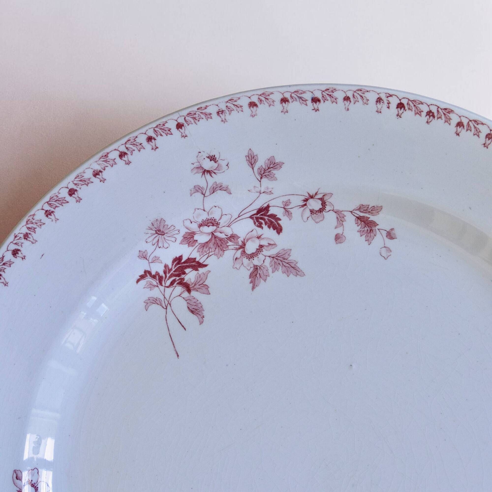 Round plate from the 19th century, pink ironstone, signed Maestricht "Toulouse"