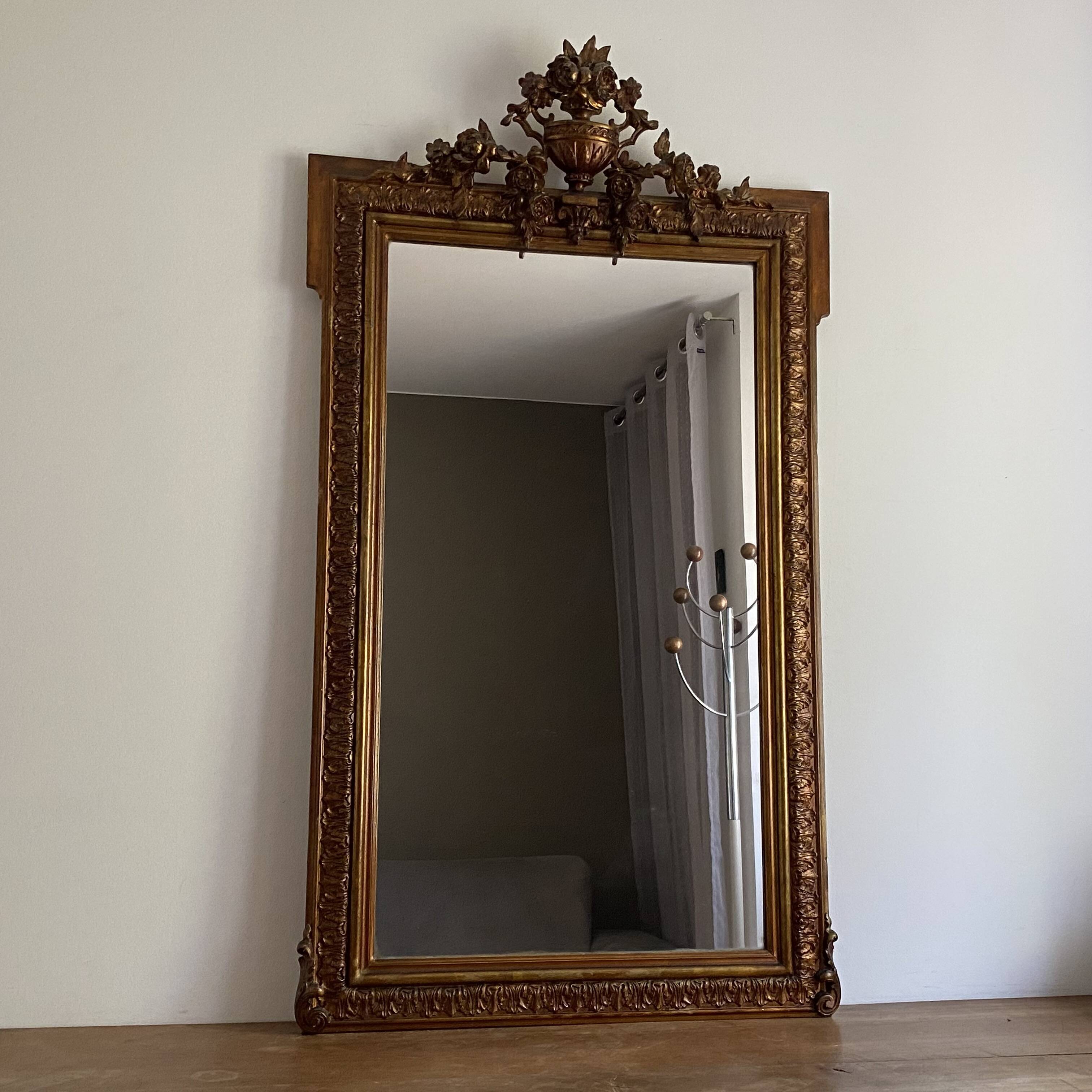 Miroir doré fin 19ème avec  fronton décoré. 150x82.