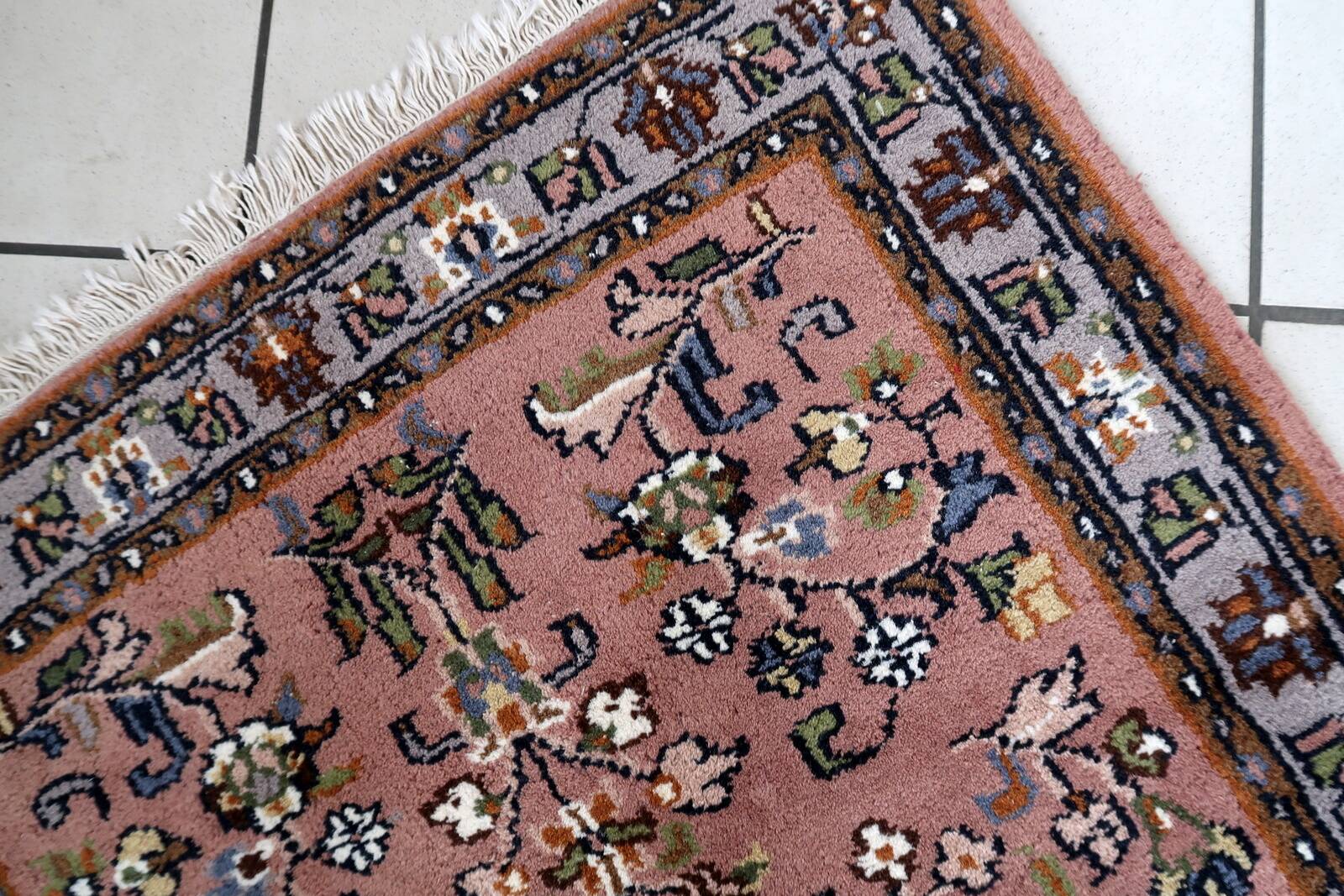 Tapis vintage Seraband à motifs floraux fait main