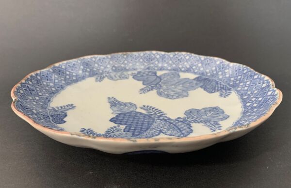 Assiette creuse chinoise inspirée de la famille bleue de la compagnie des Inde, milieu du 19e siècle