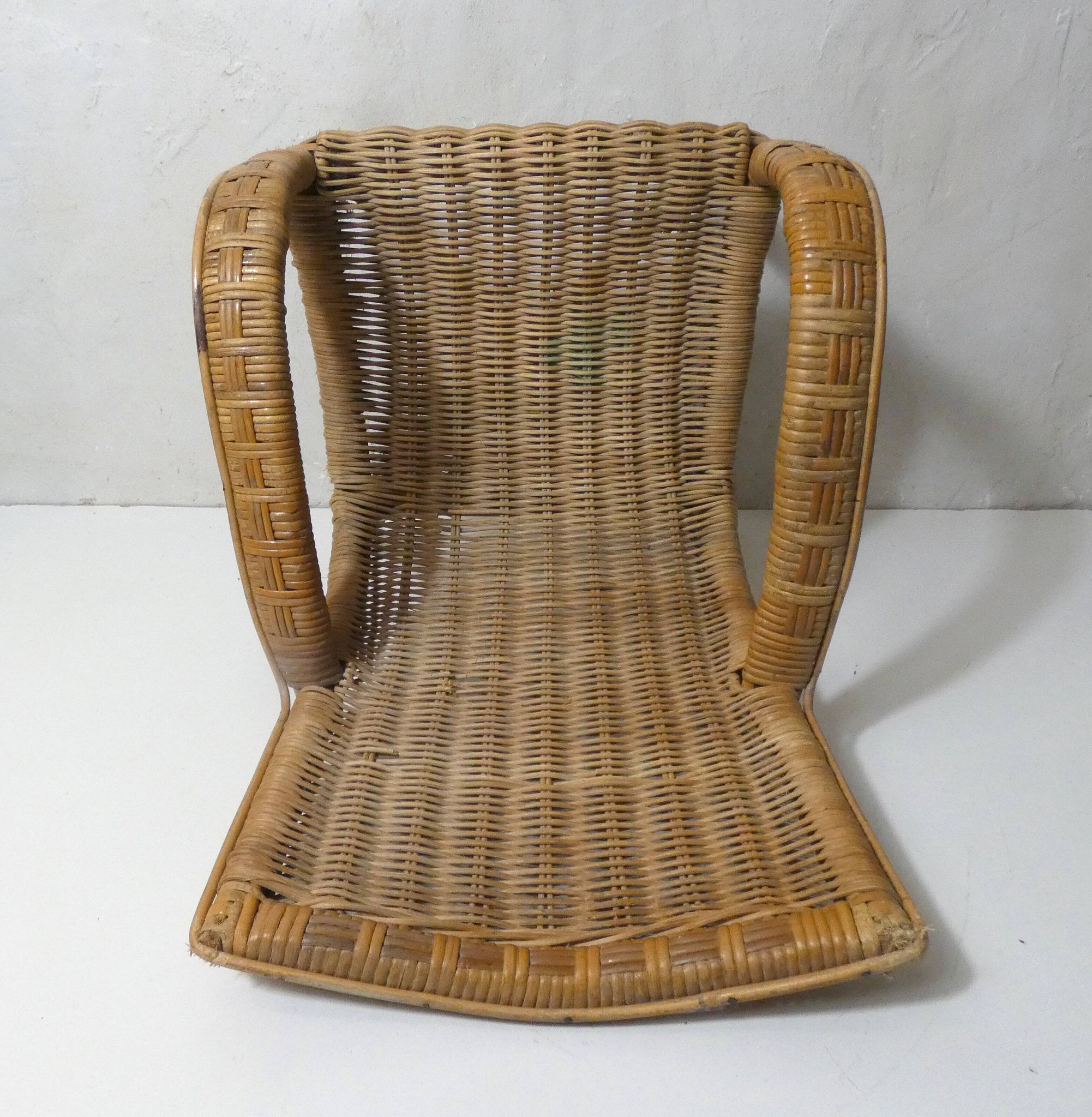 Ancien fauteuil en rotin pour enfant