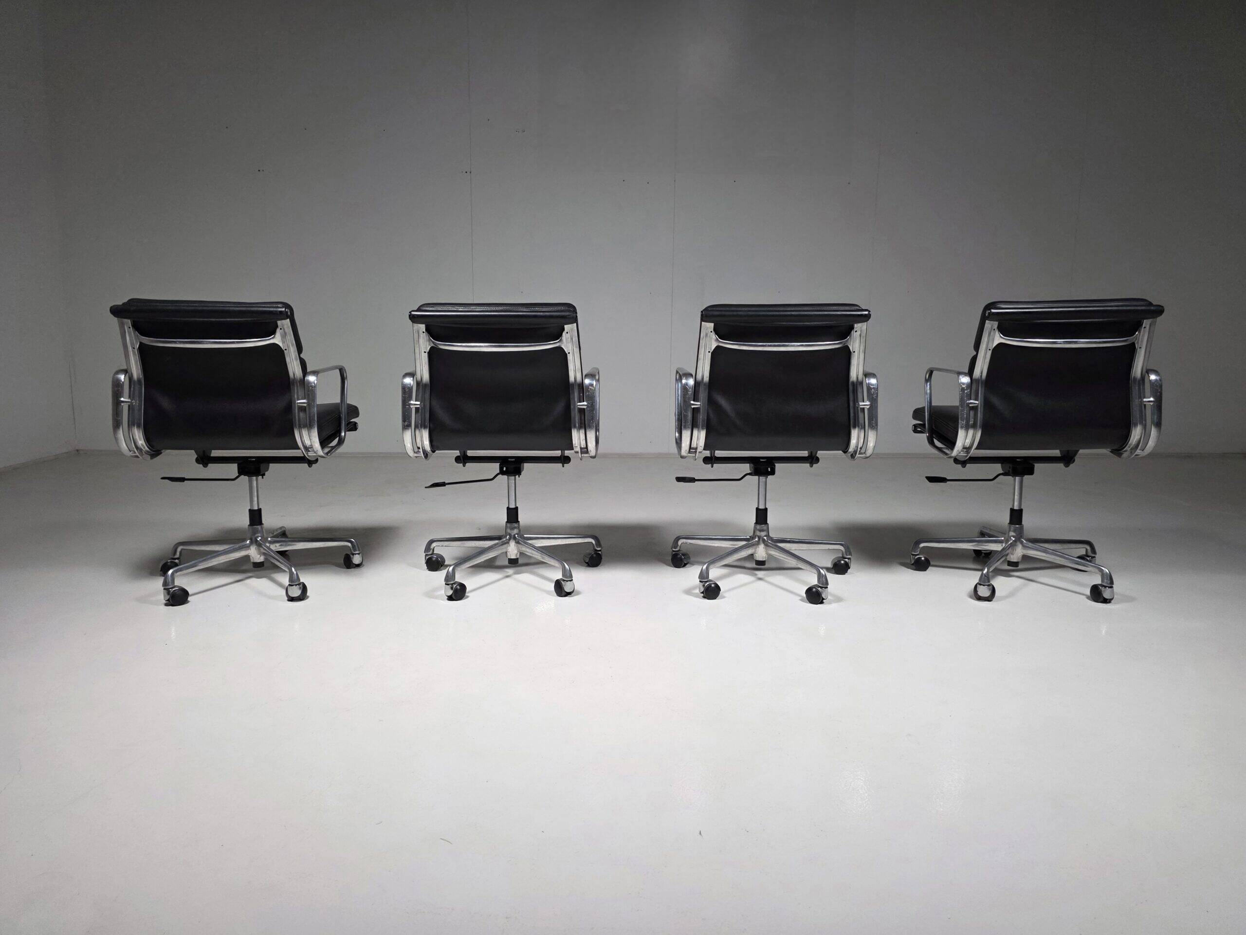Chaises de bureau EA 217 Soft Pad par Charles et Ray Eames pour ICF, années 1980.