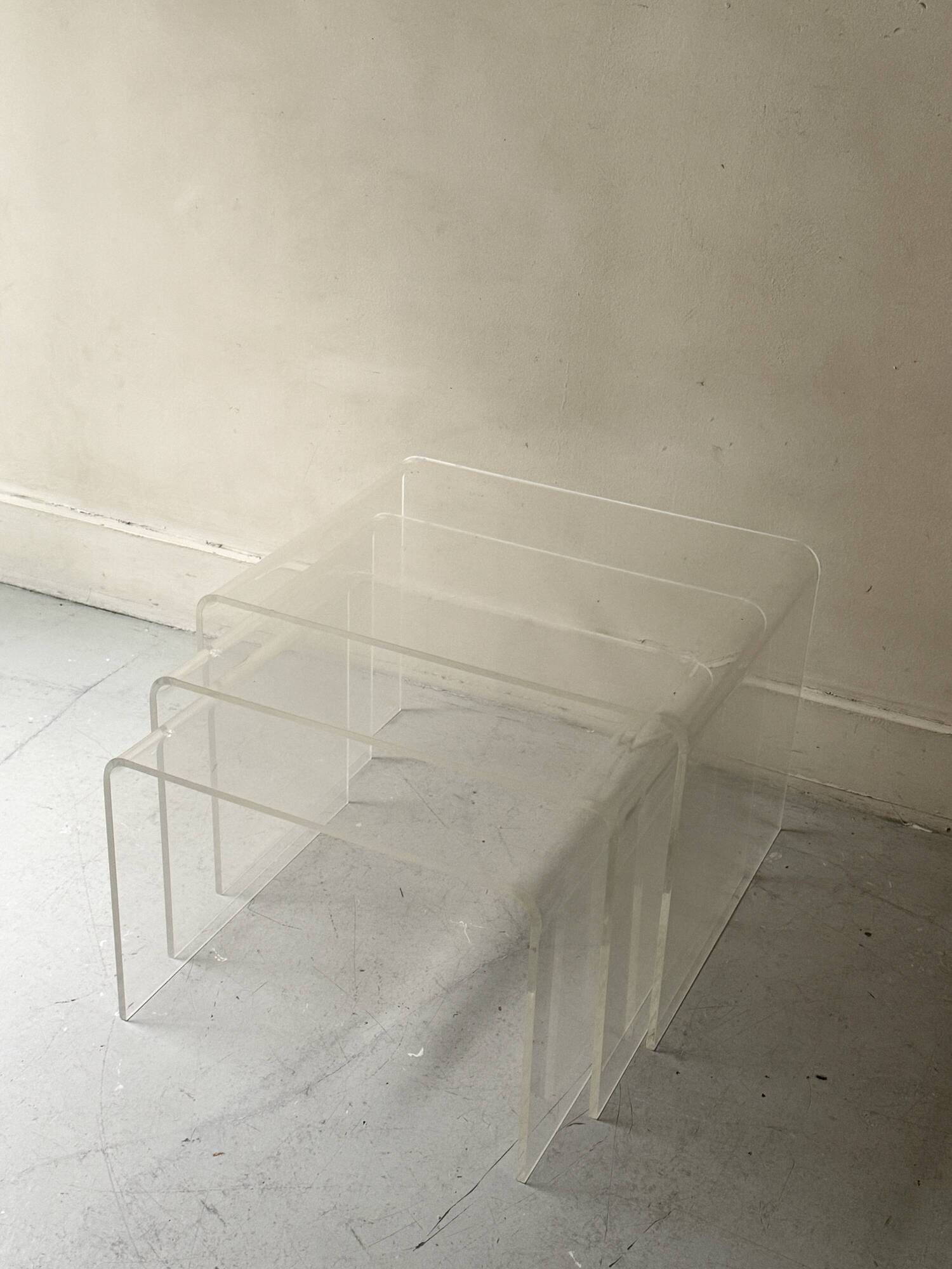 Table basse gigogne modulable en plexiglas, D. Lange Marais Les invisibles