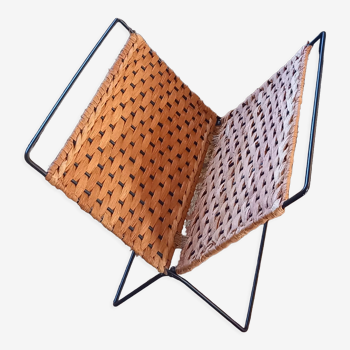 Folding magazine rack in metal and vintage woven wicker