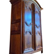 Armoire versaillaise en noyer, XVIIIe siècle
