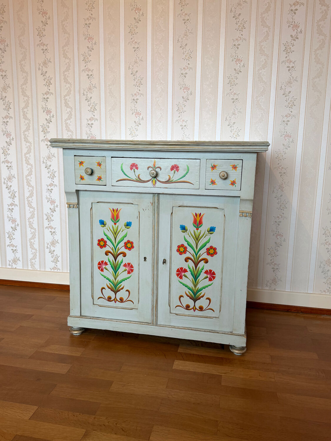 Antique low polychrome sideboard with floral decoration.