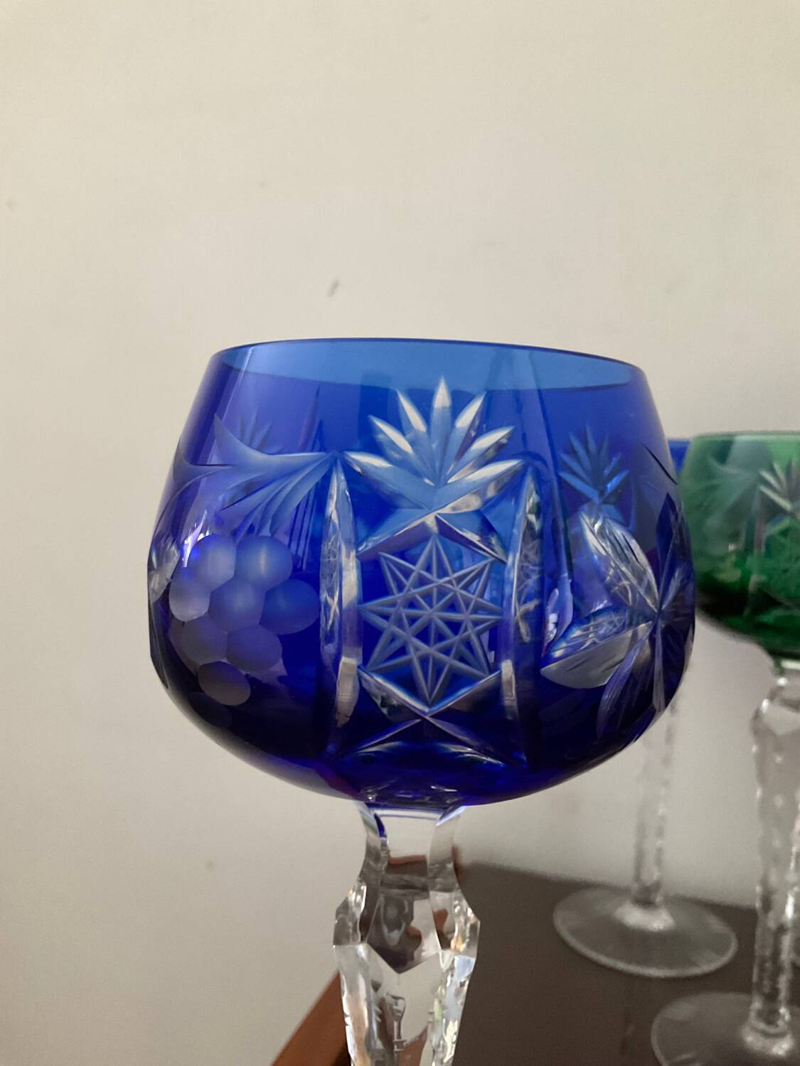 Série de 10 verres anciens multicolores en cristal ciselé