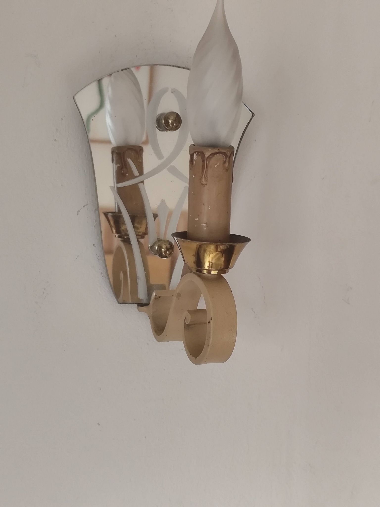 Single-light wall sconce in brass and metal with engraved mirror plate - 1950s