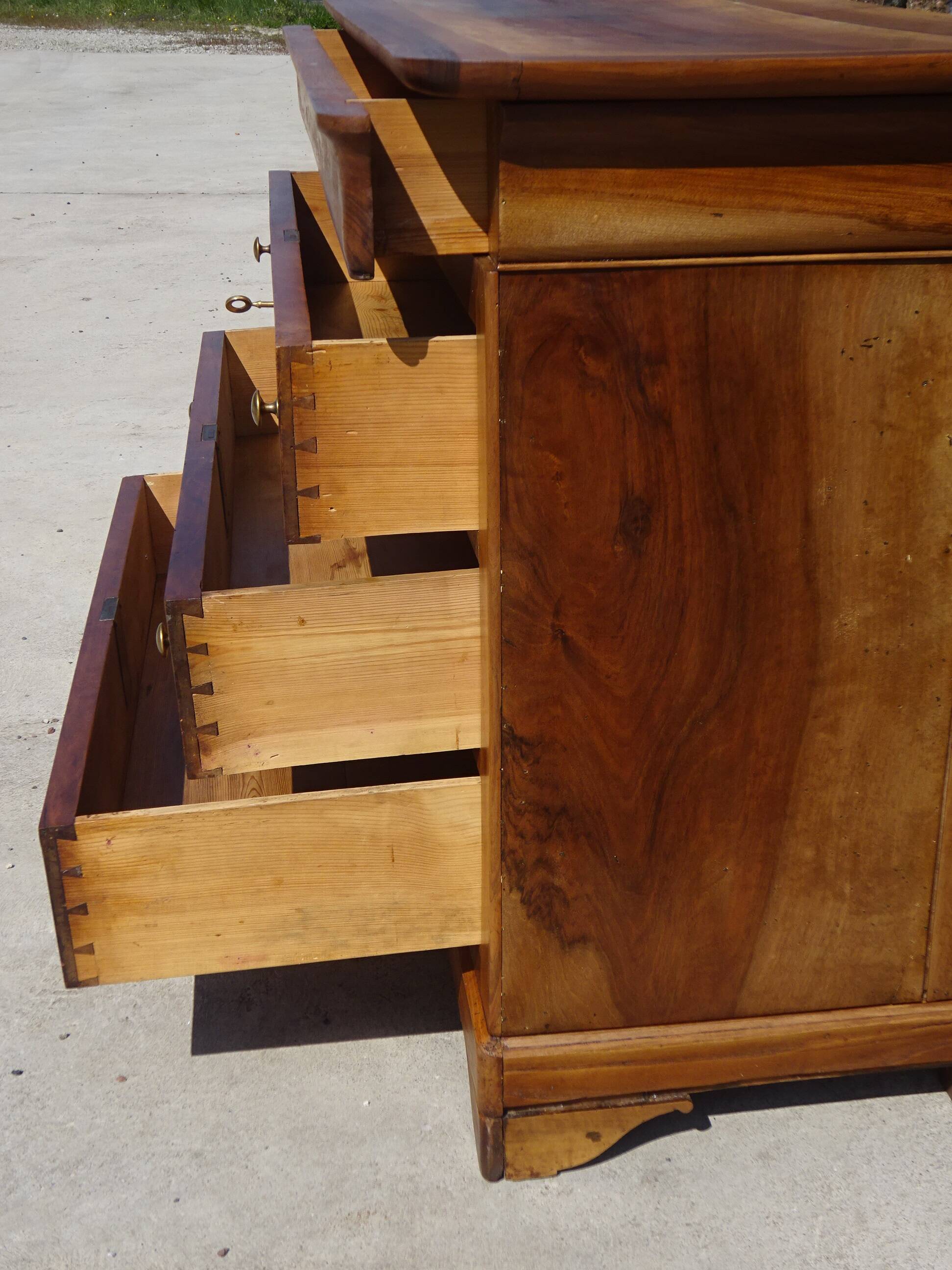 Antique Louis Philippe chest of drawers made entirely of walnut.