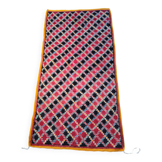 Tapis damier noir et rouge 110cm x 210cm