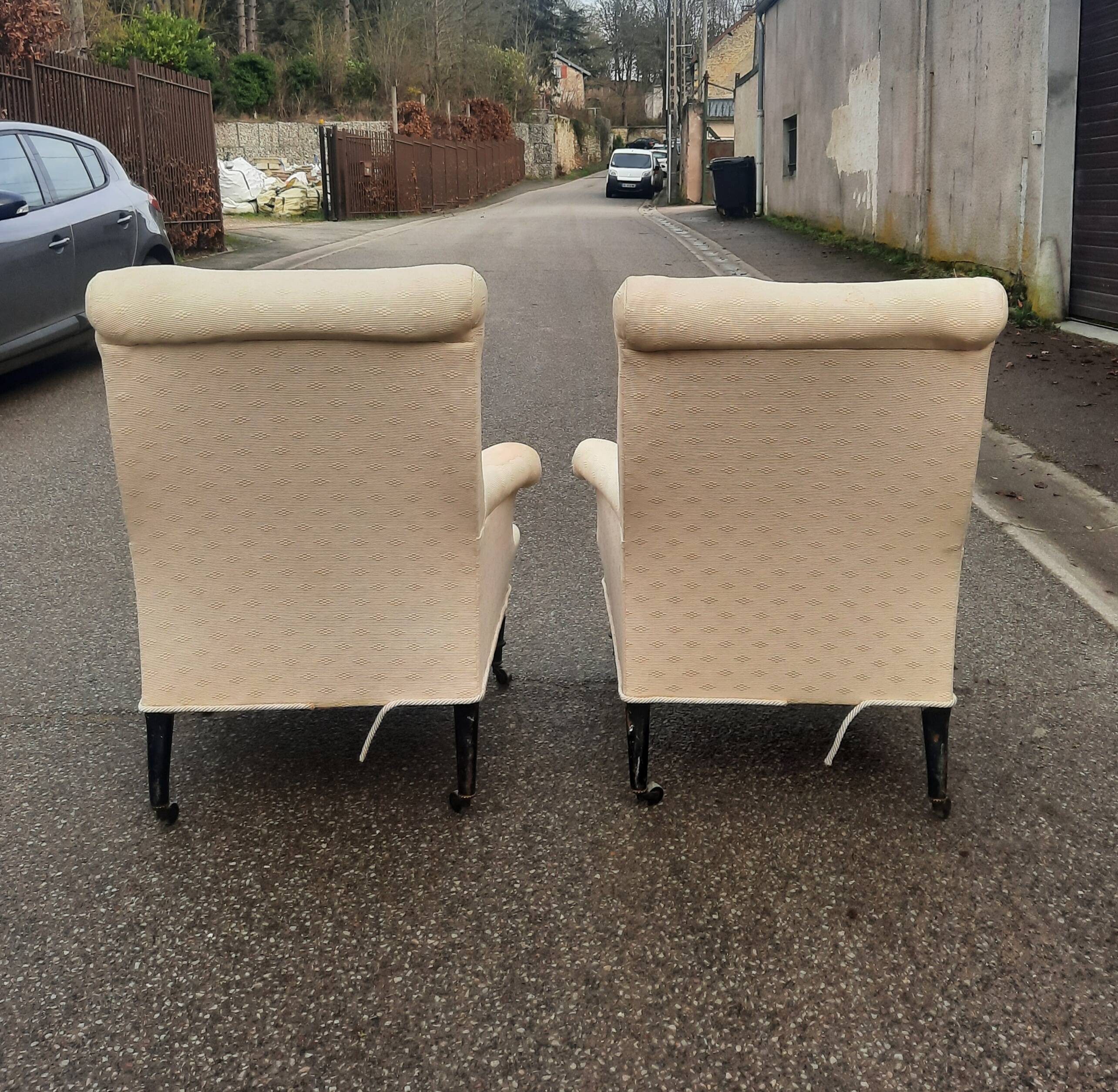 Paire de fauteuils en tissu écru et bois