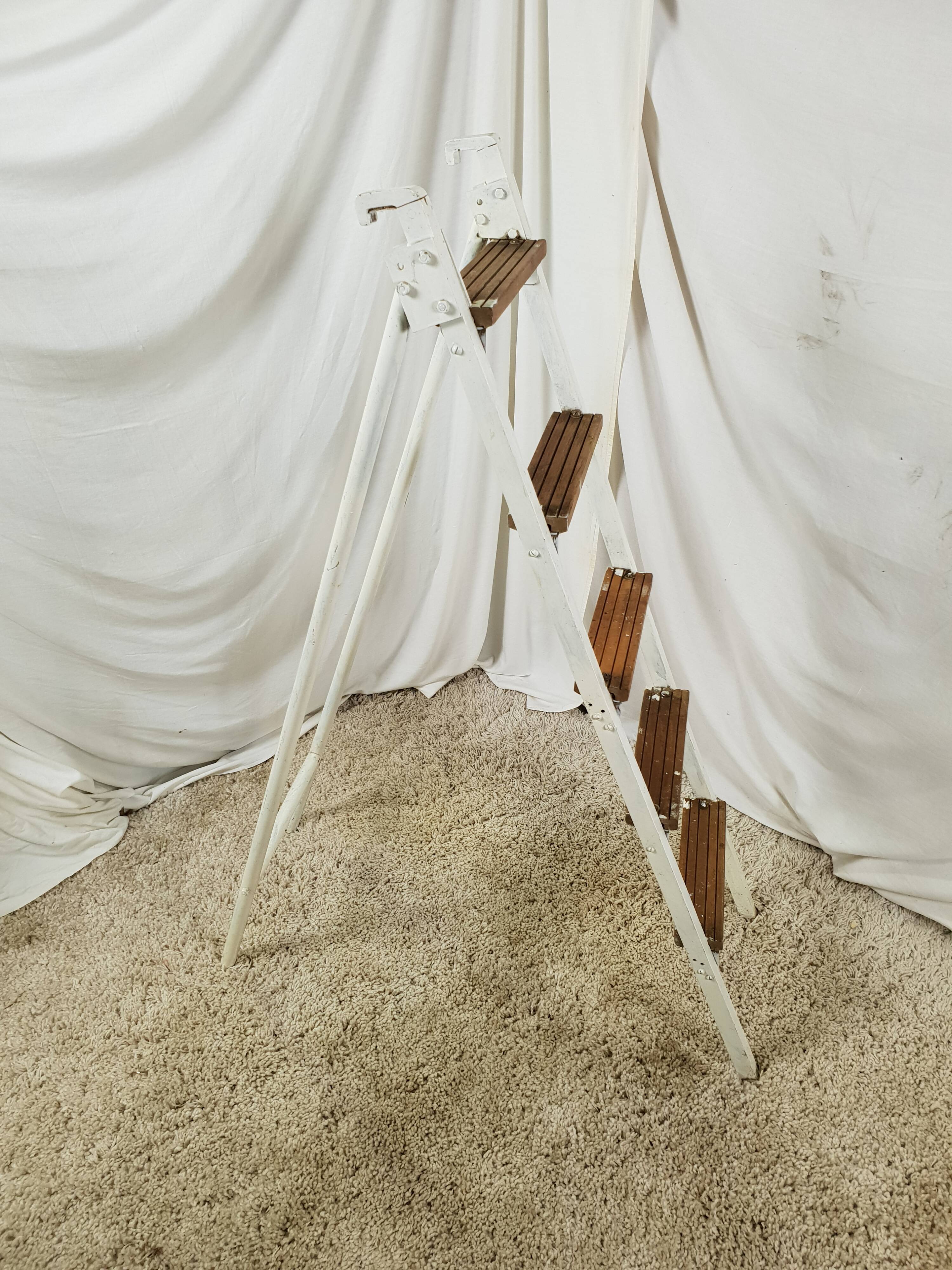 Small stepleau steel and white wood