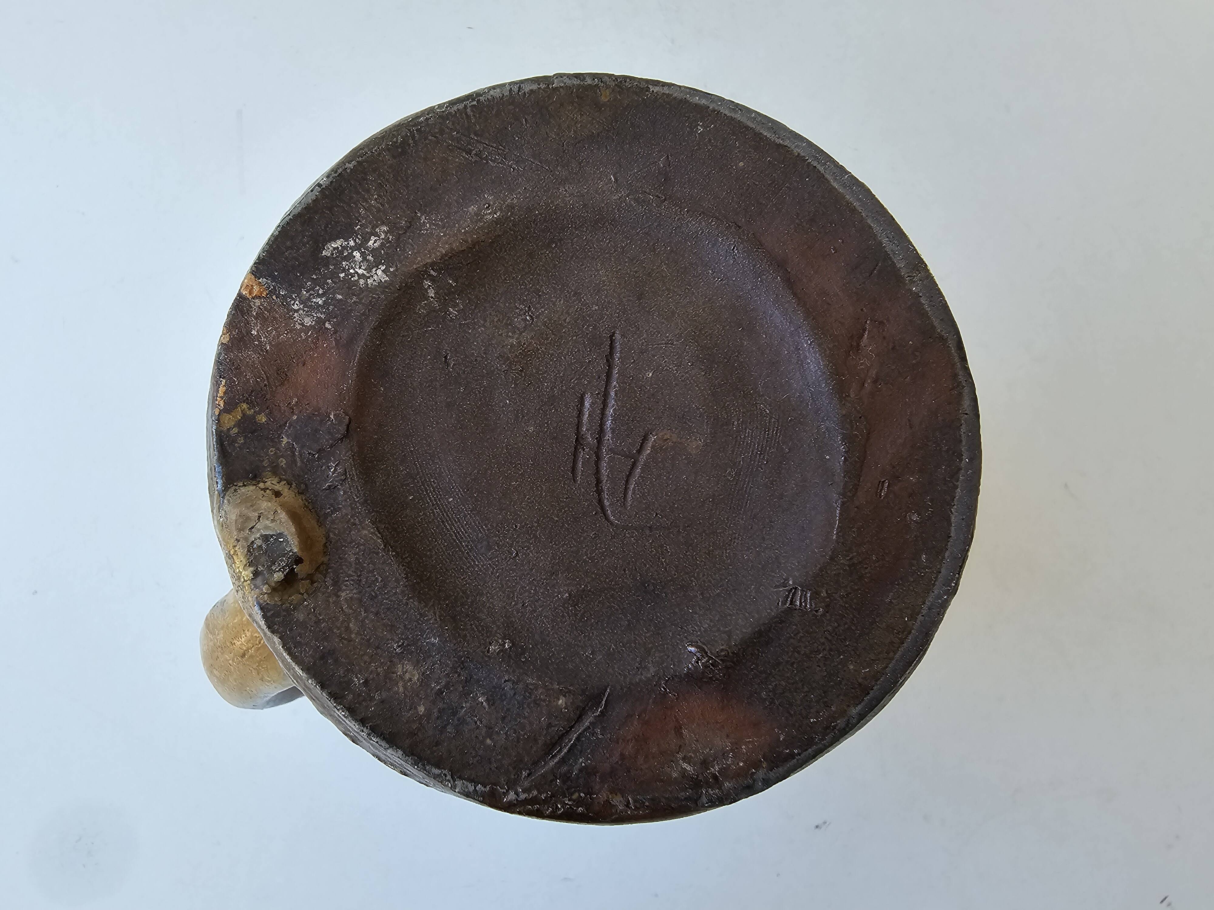 Pichet en céramique Grès signé HL (Signature à identifier)