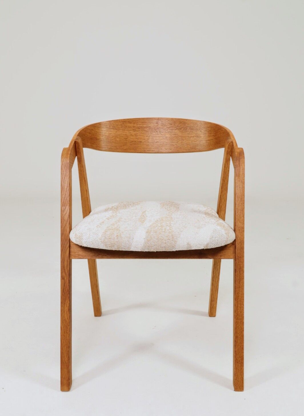 Set of 6 rustic oak wood dining chairs in safari beige.