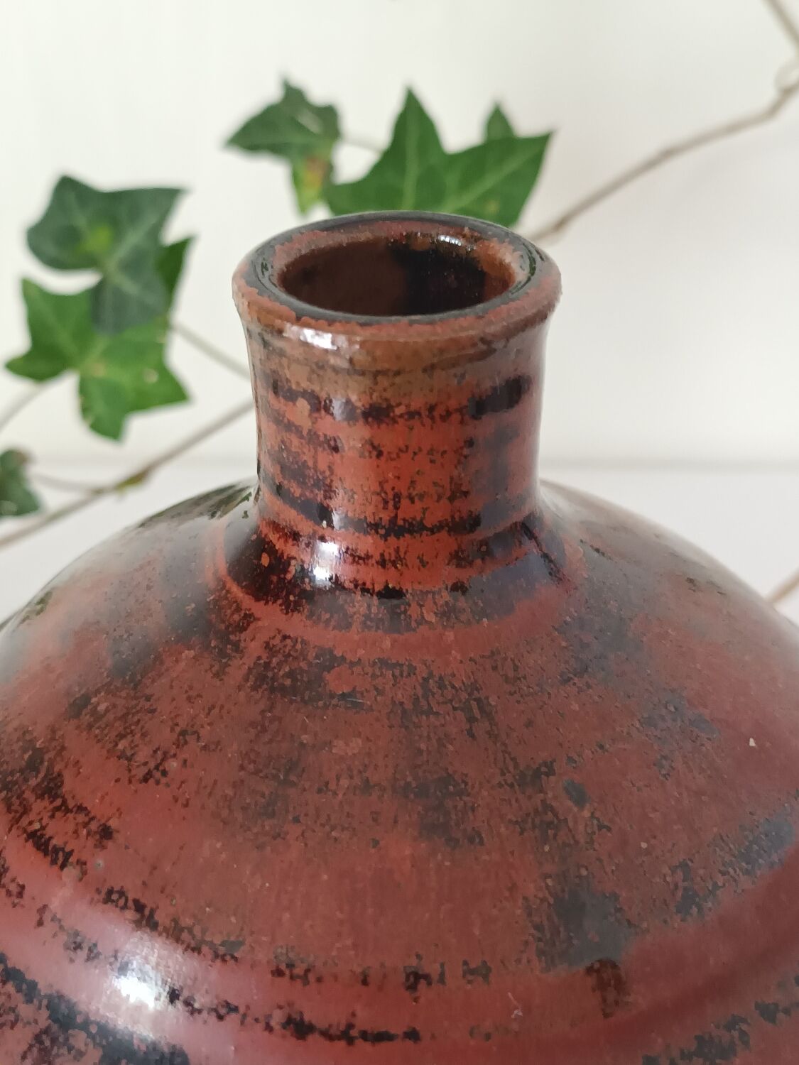 Lamp base in white terracotta stoneware.