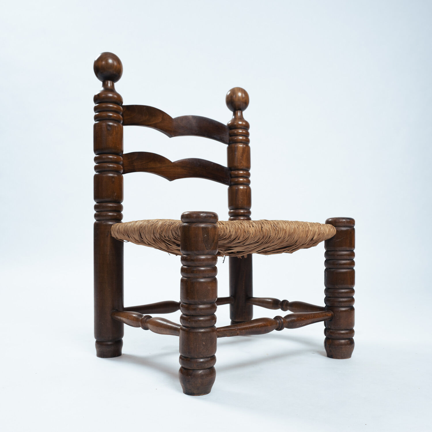 Chaise basse en bois avec assise en paille dans le style de Charles Dudouyt, années 1950