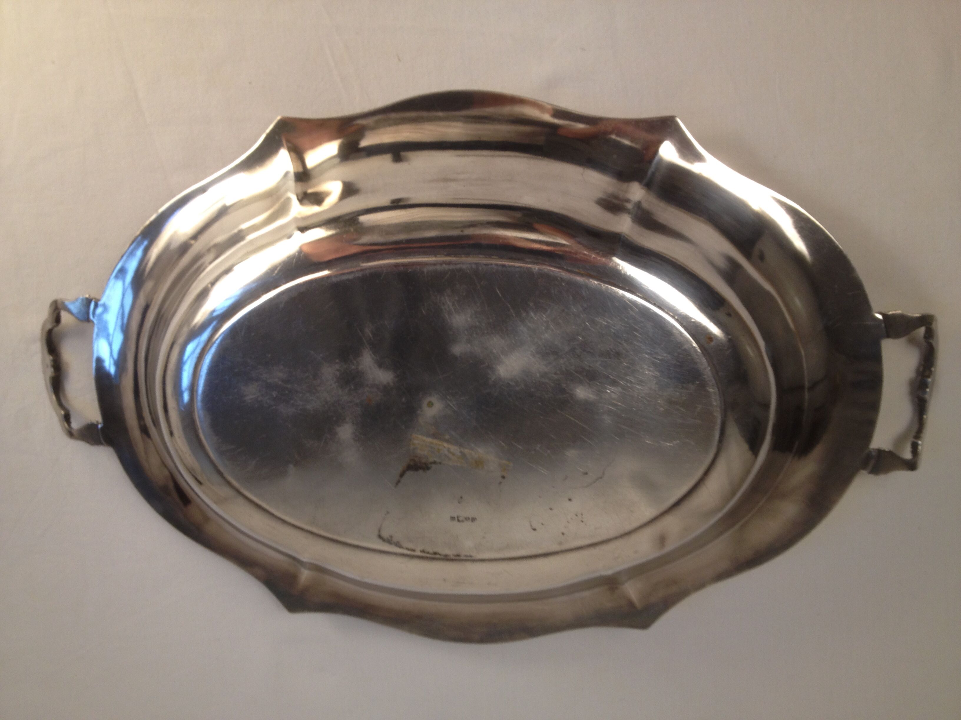 Serving dish in silver metal