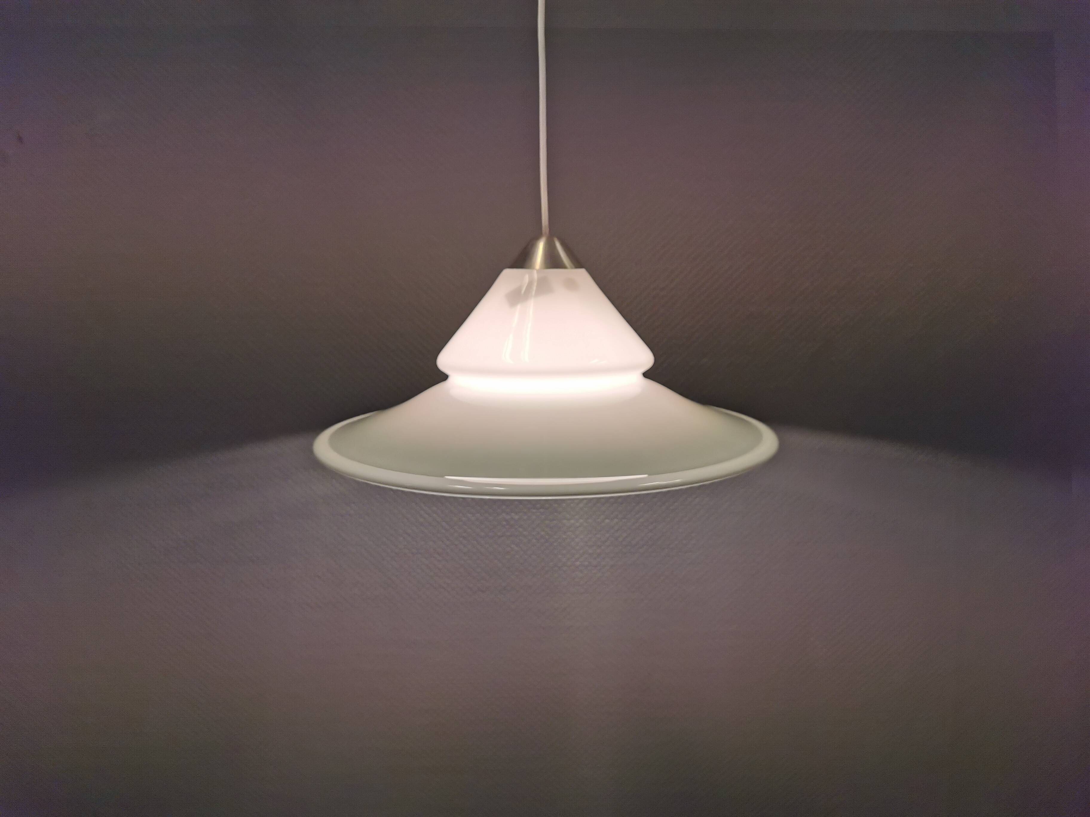 Lampe suspendue en verre opale, de la verrerie danoise Holmegaard, années 1980
