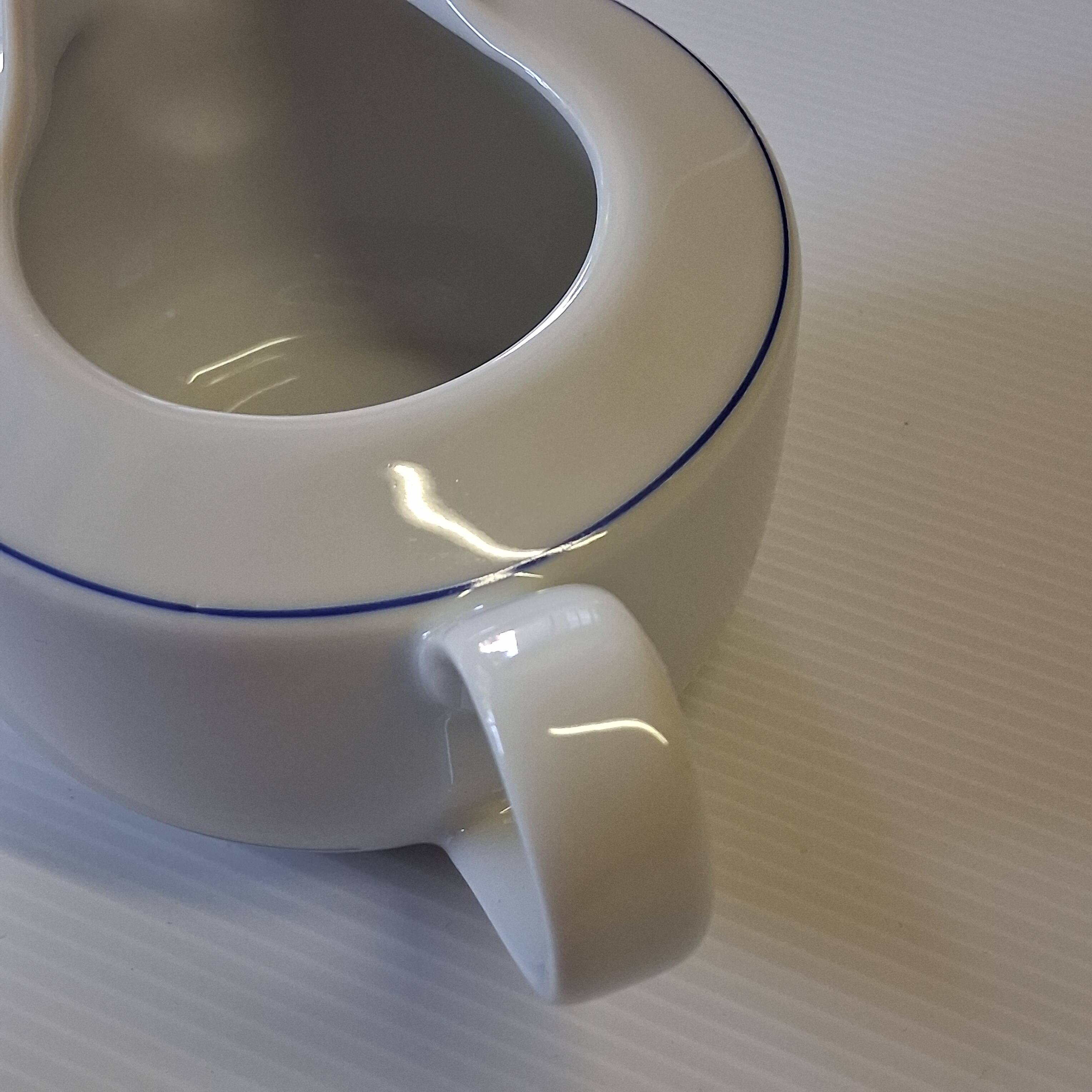Very pretty white porcelain sauceboat in very good condition.