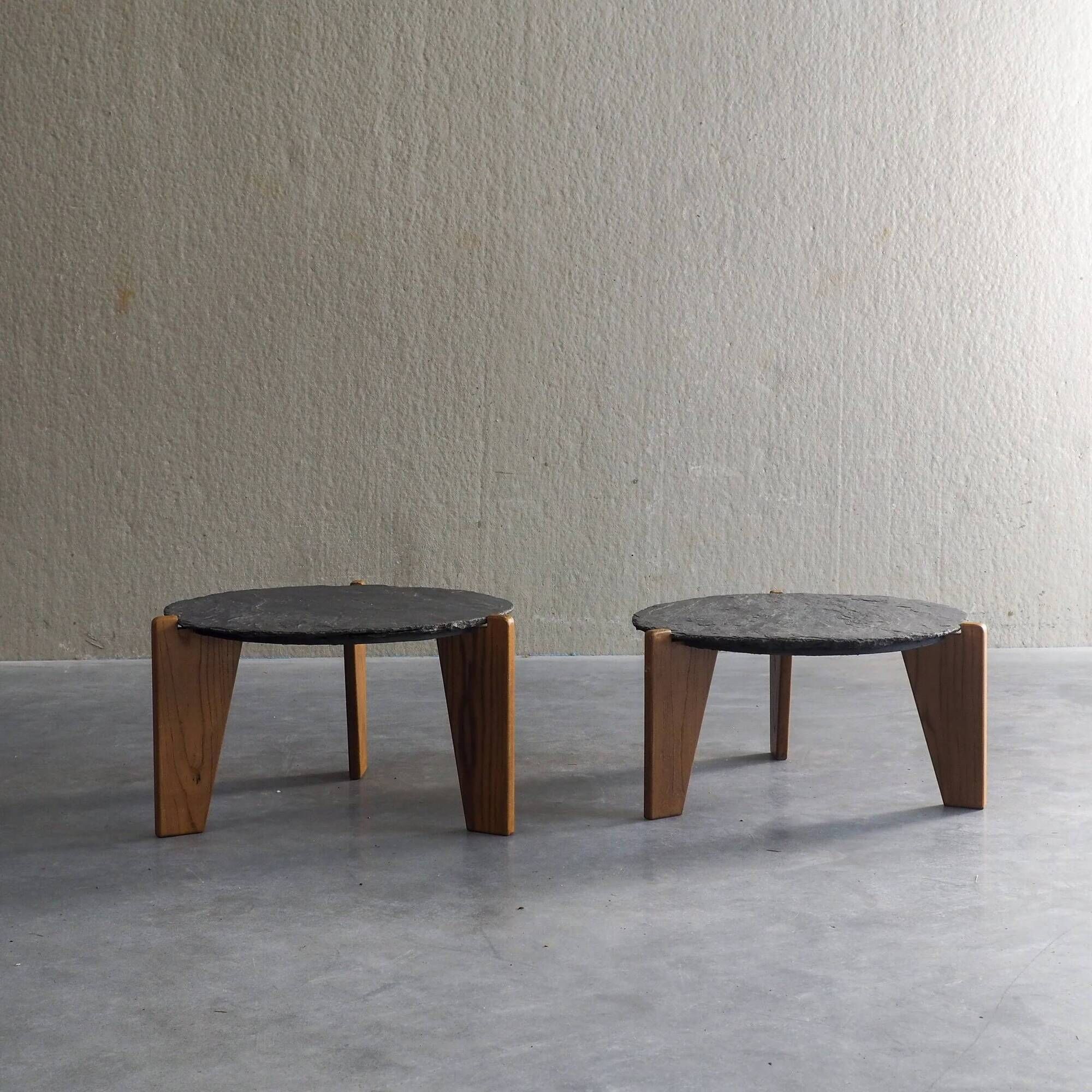 2 tables d'appoint en ardoise et bois de pin de style brutaliste