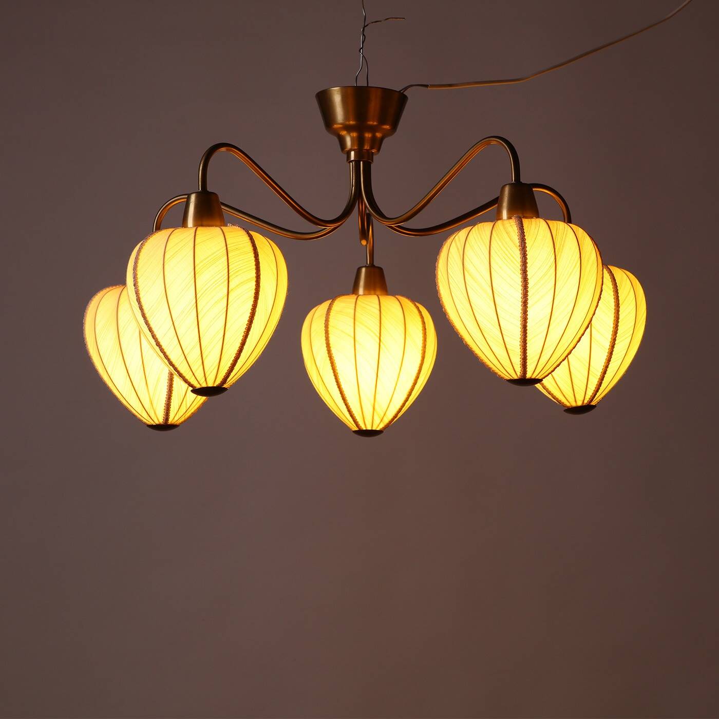 Hans Bergström pour Ateljé Lyktan, lustre à 5 bras en laiton, Suède, années 1940.