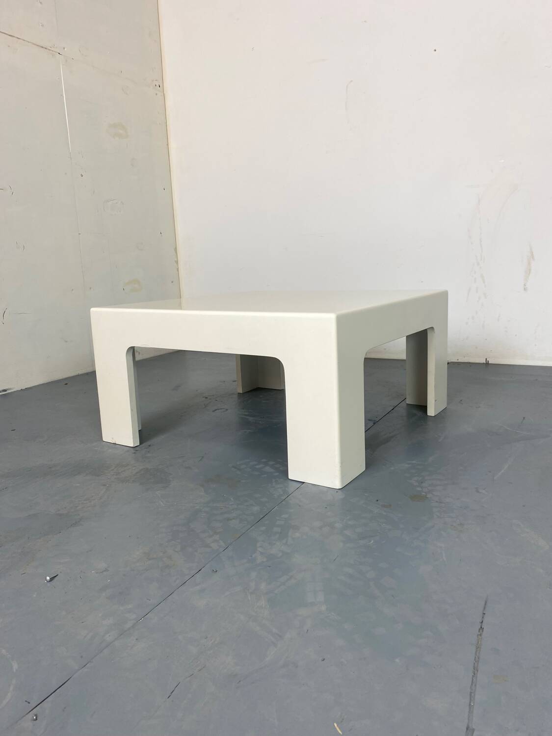 Table basse blanche Space Age des années 1970