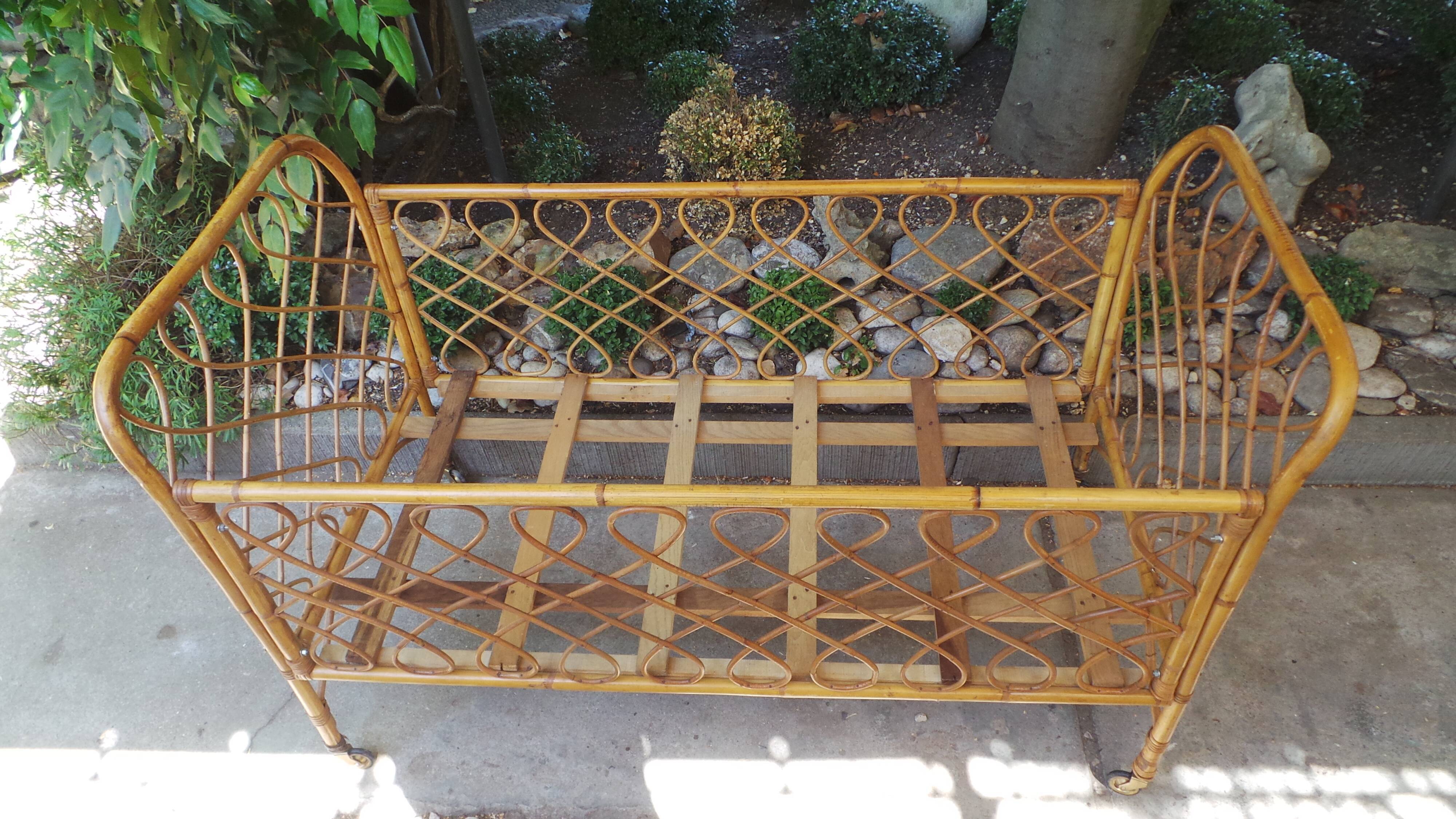 Lit de bébé en rotin années 50