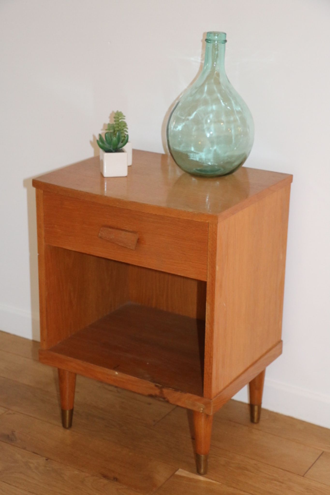 Chevet chêne clair un tiroir 1960