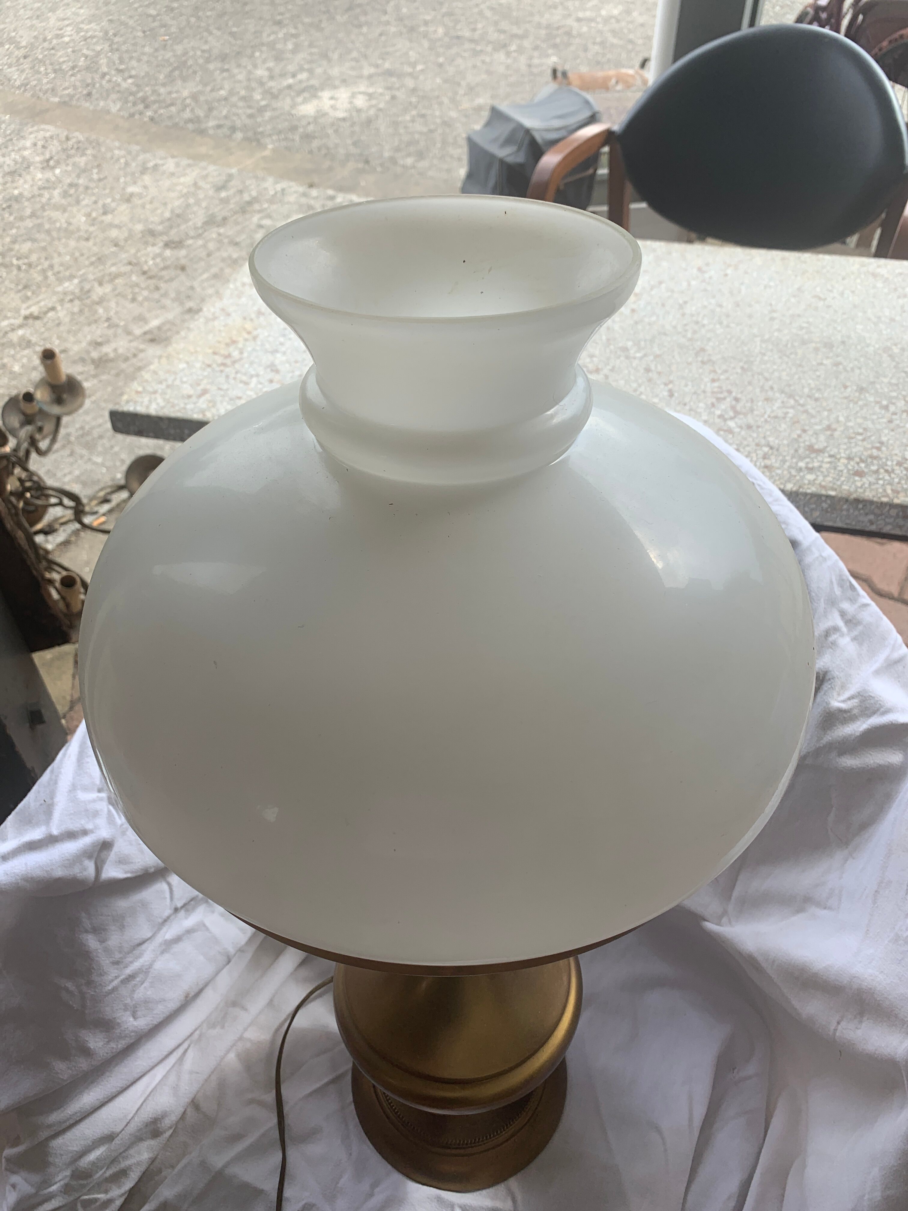 Lamp with opaline and copper base