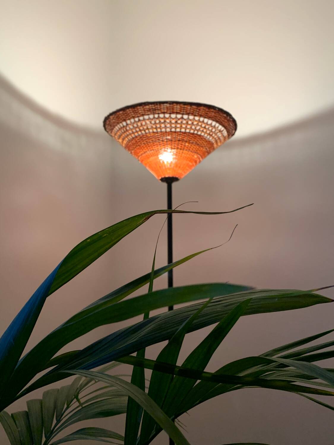 Lampadaire vintage en rotin et métal