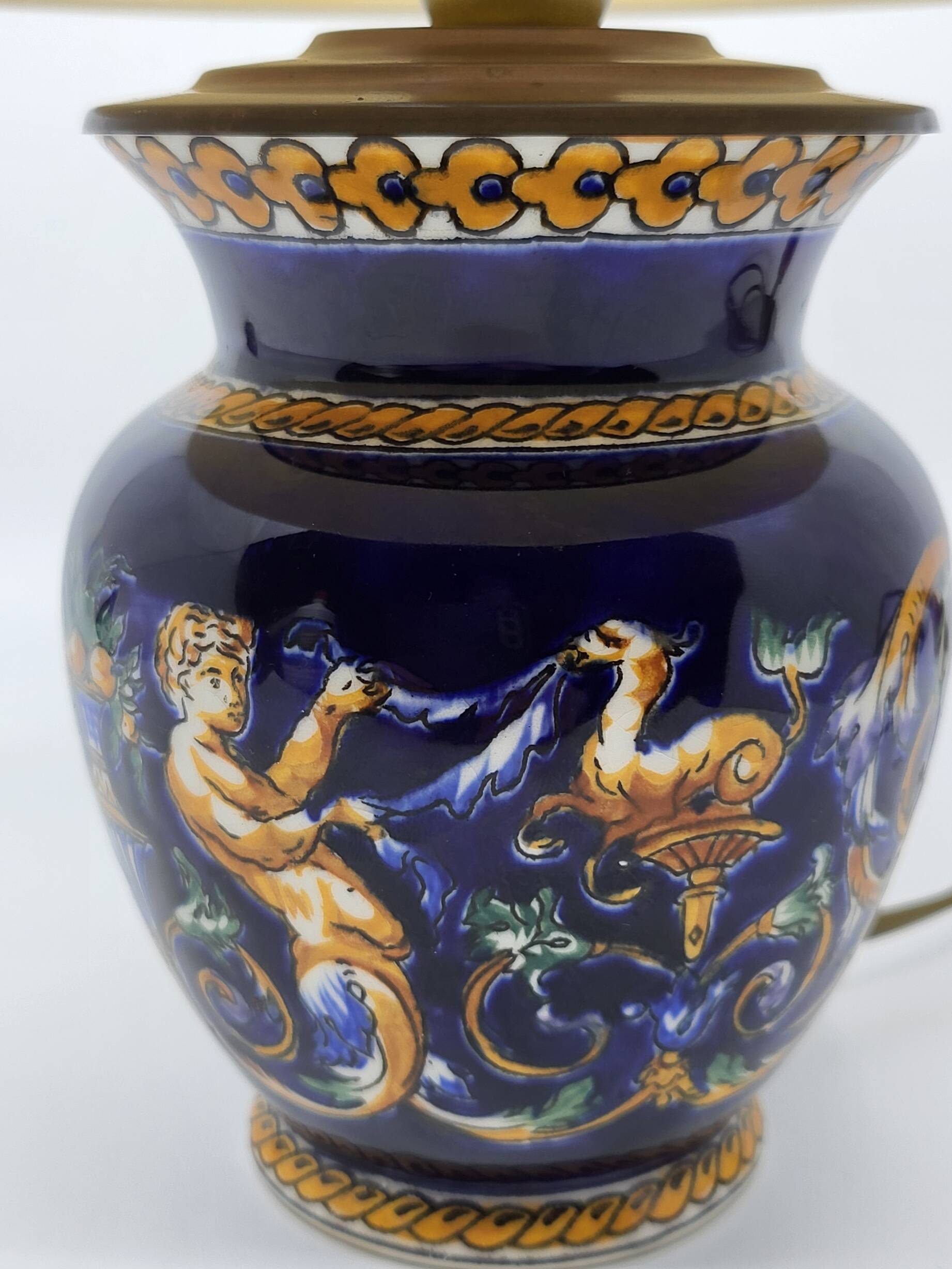 Lampe de table faïence de Gien décor Renaissance fond bleu