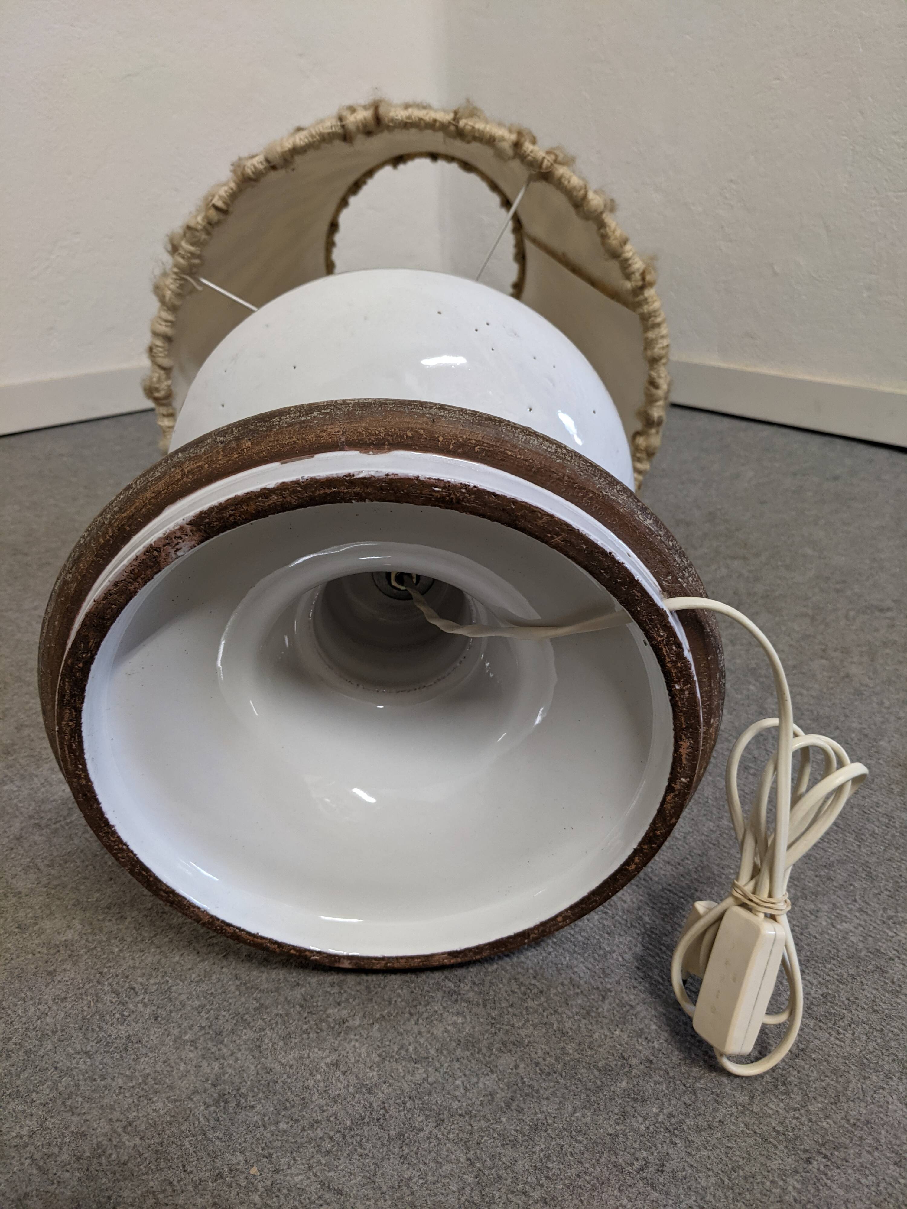 Lampe de sol en grès émaillé blanc et abat-jour en laine, années 60-70