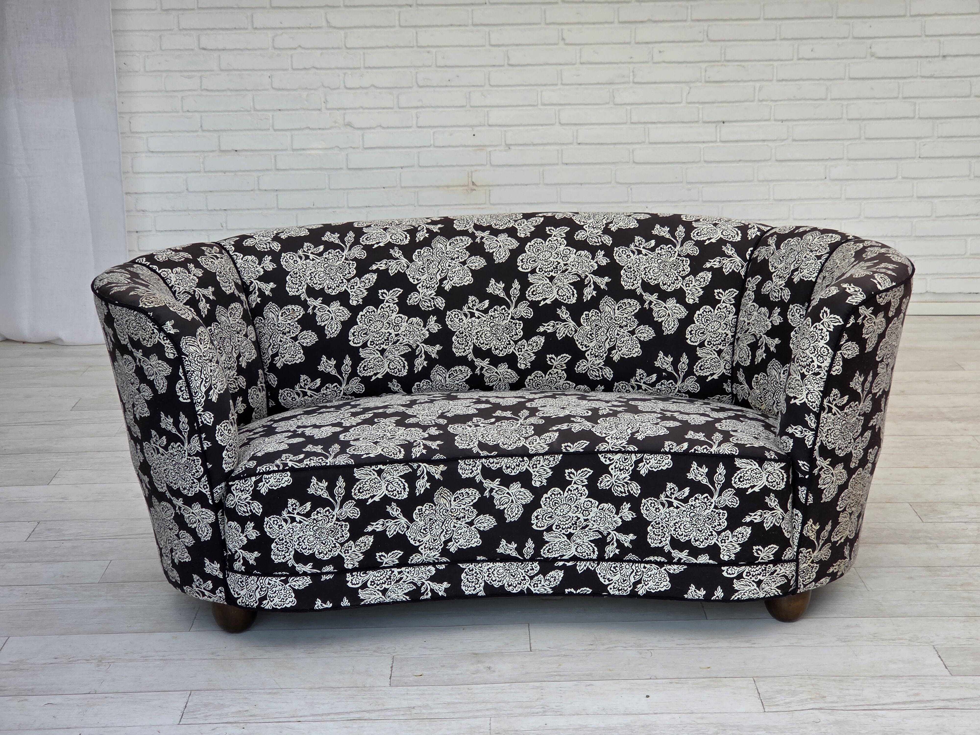 Canapé danois 2 places "Banan" des années 1960, tissu noir-blanc, bois de hêtre.