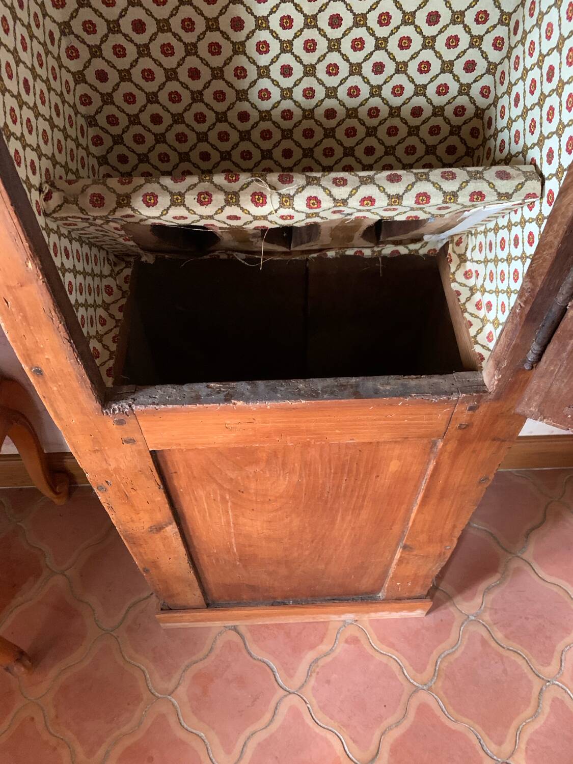 Antique solid wood display cabinet – narrow cabinet