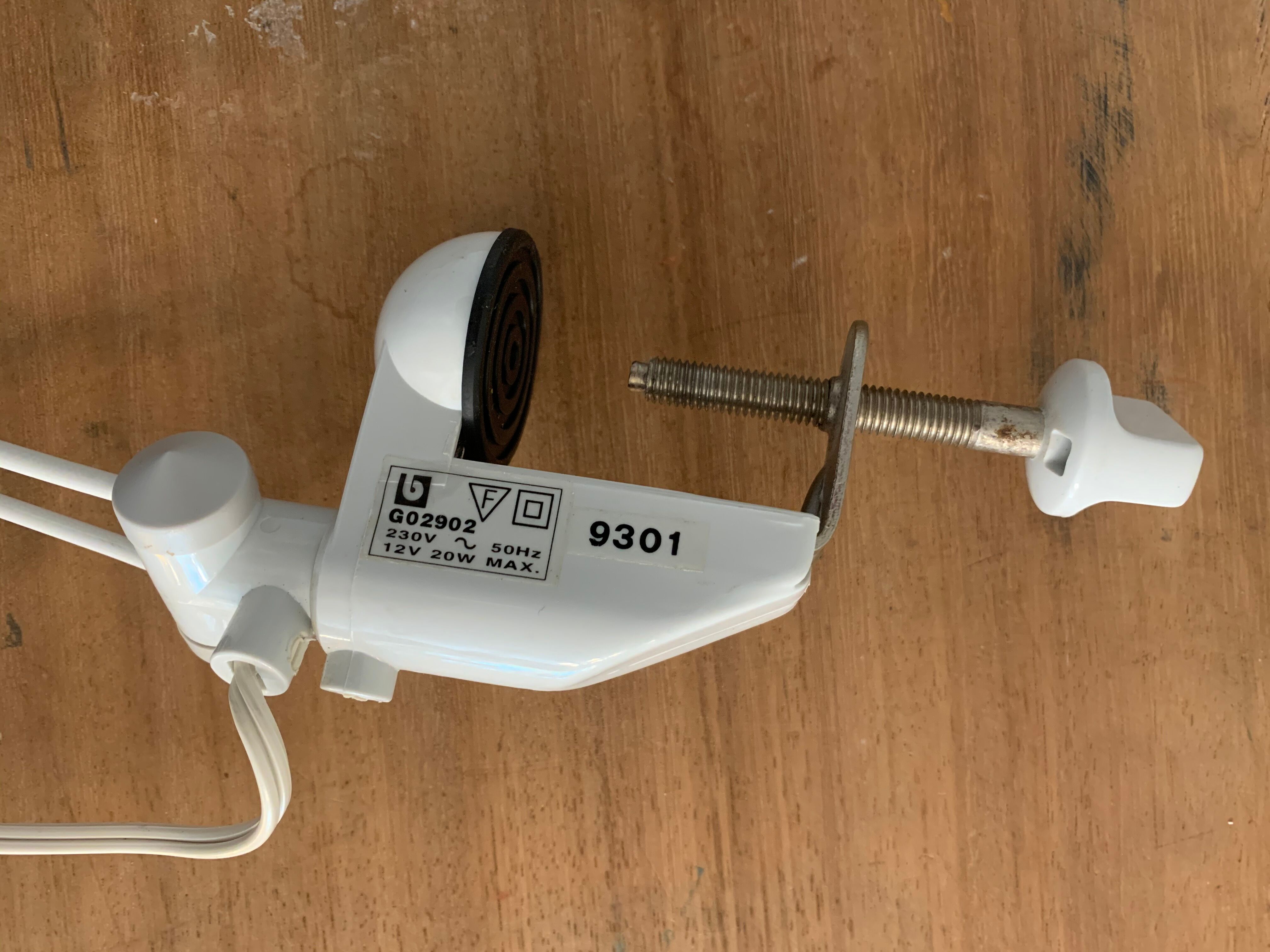 White pyramid desk lamp embnched white pyramid Lungean and Pellmann 1980