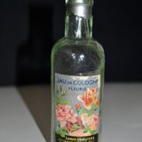 Ensemble d'anciennes bouteilles en verre