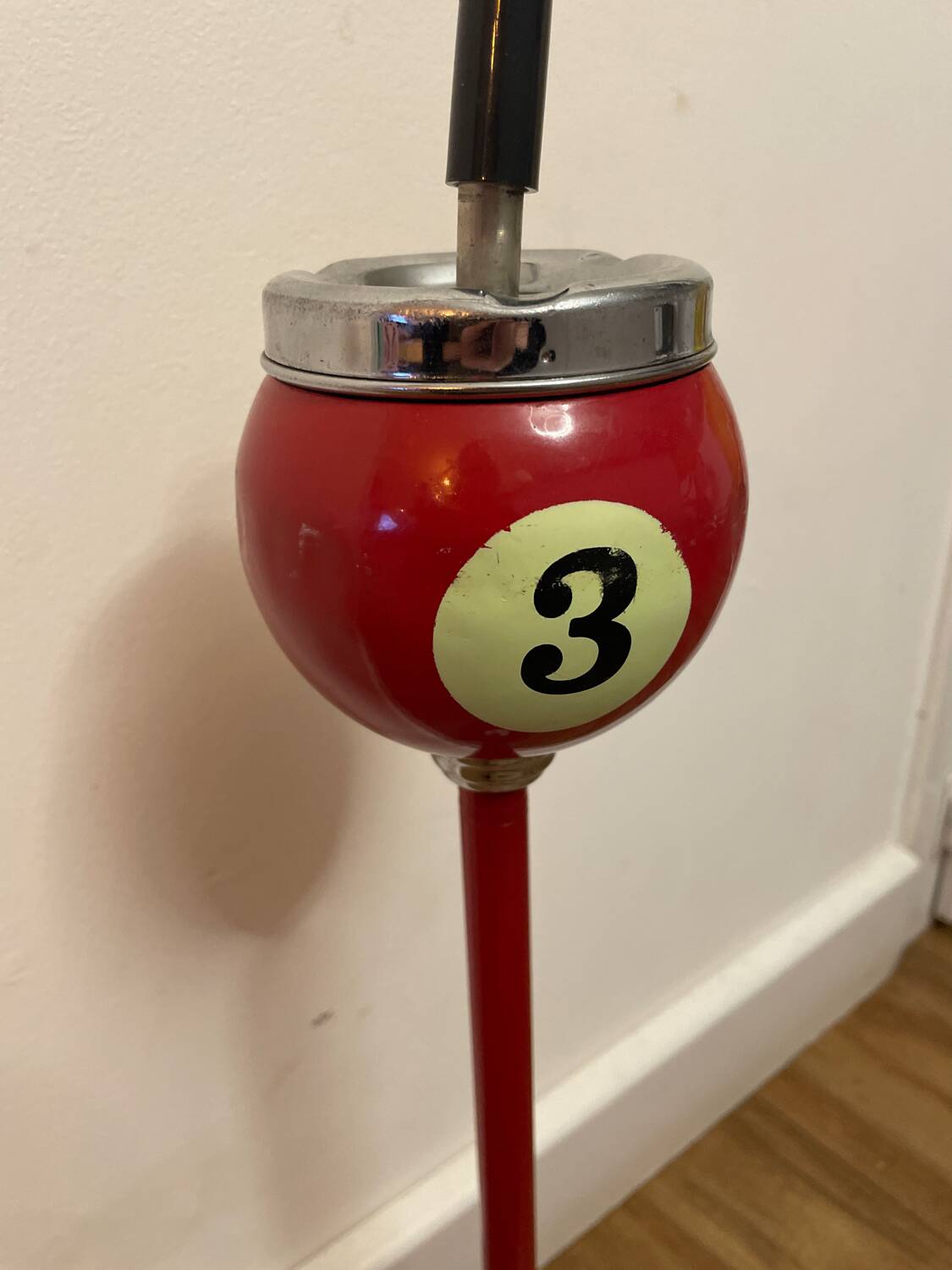 Free-standing ashtray