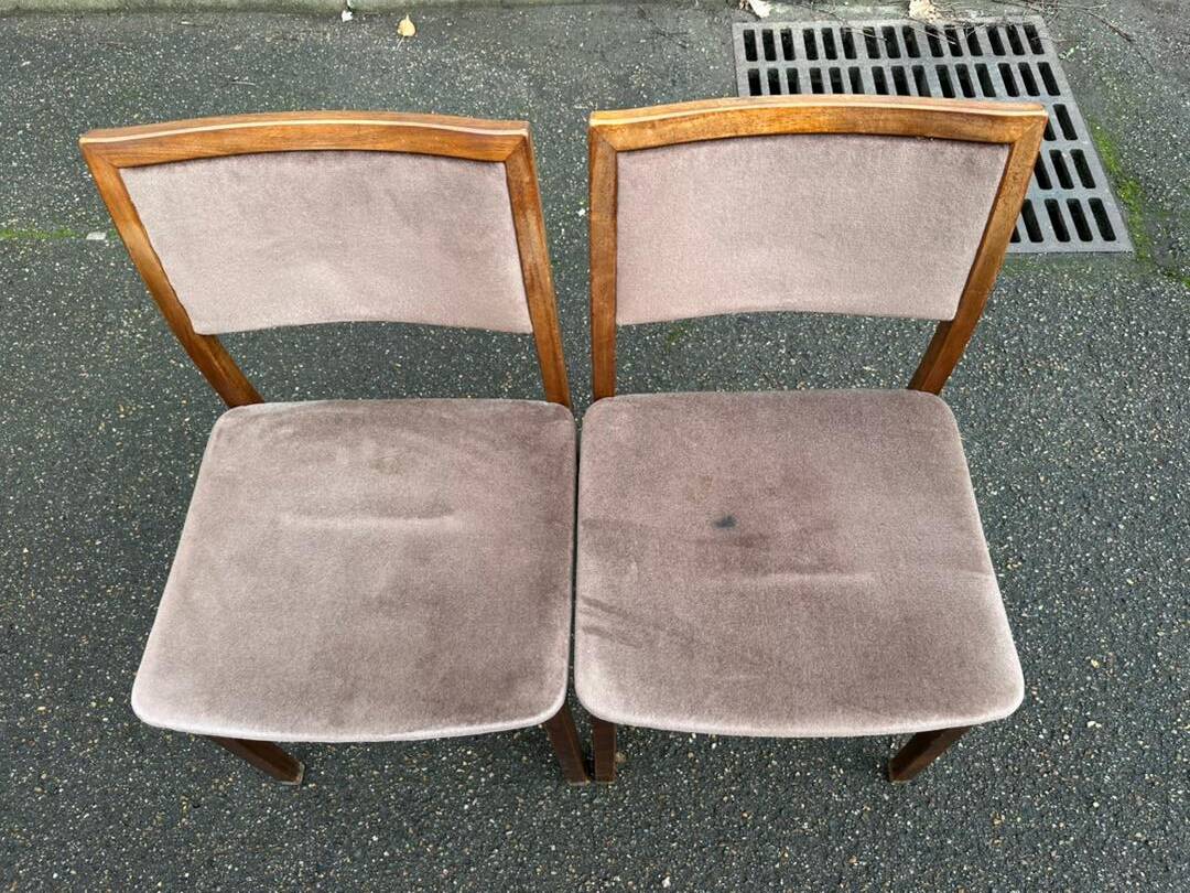 2 Scandinavian Baumann chairs in solid wood and purple velvet, 1960.