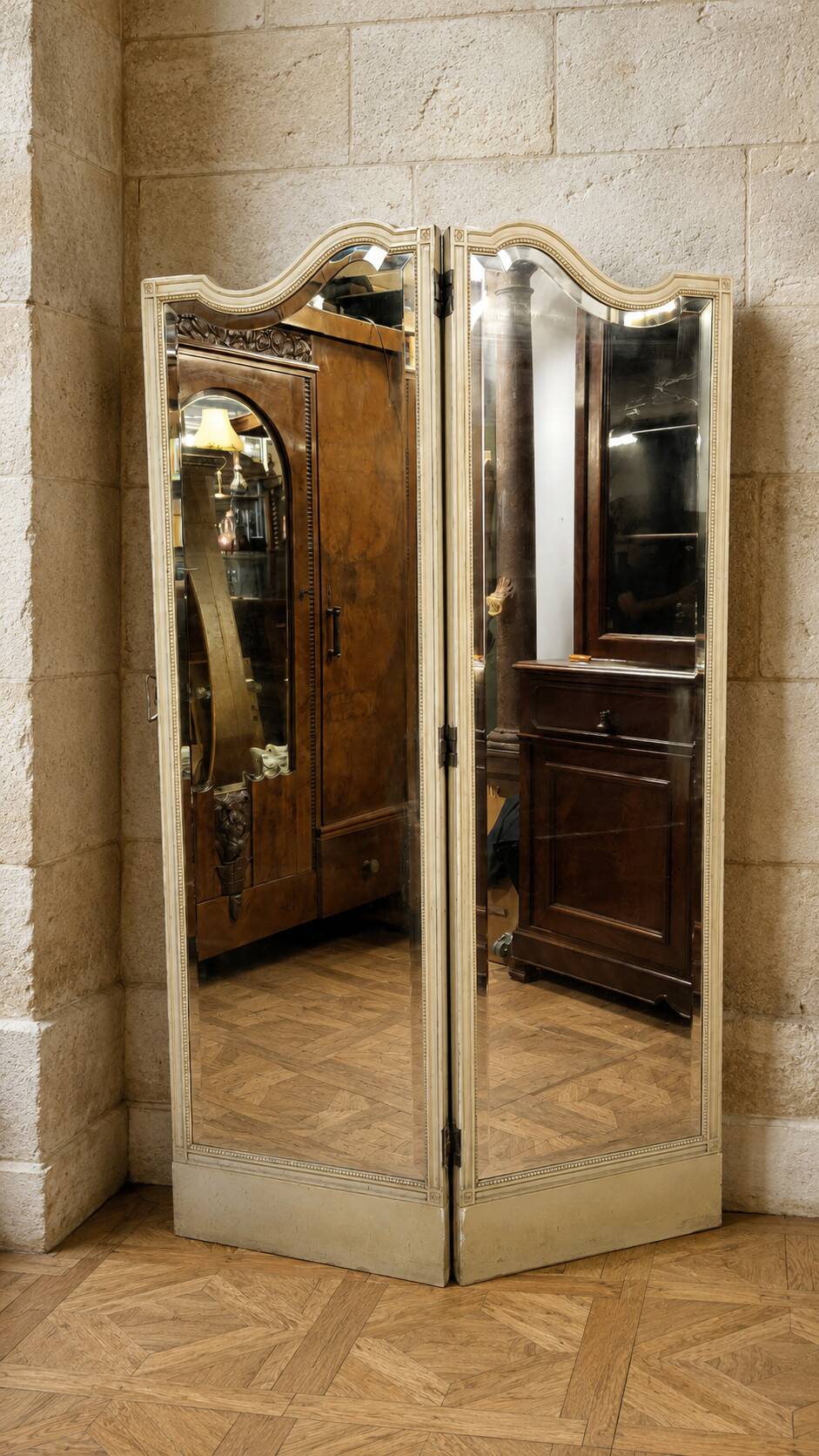 Two-panel screen in cream lacquered wood with bevelled mirrors.