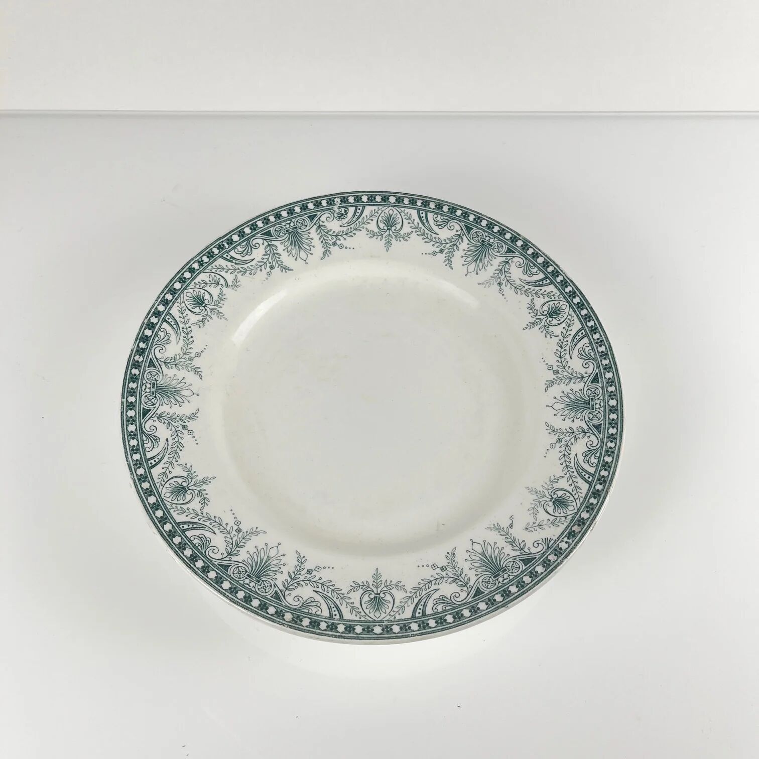 Assiette de présentation sur piedouche, terre de fer, modèle "Wilbur", Moulins des loups, fin XIXe s.- début XXe s.