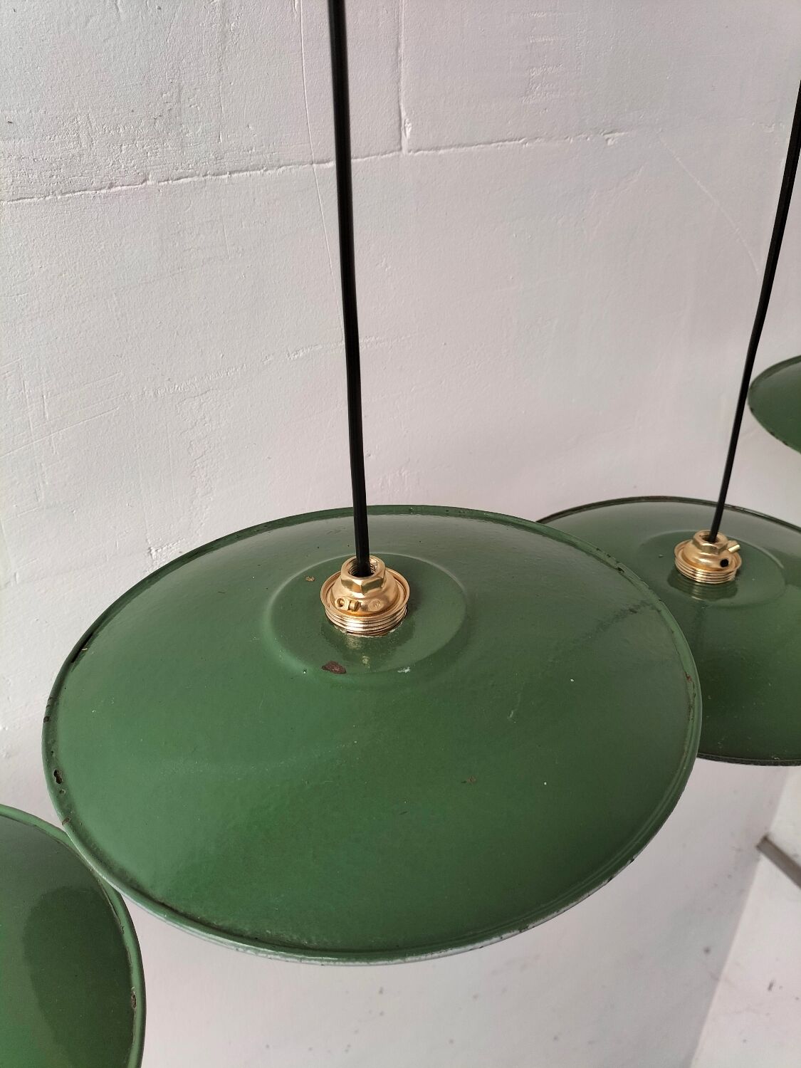 Suspensions in enamelled sheets