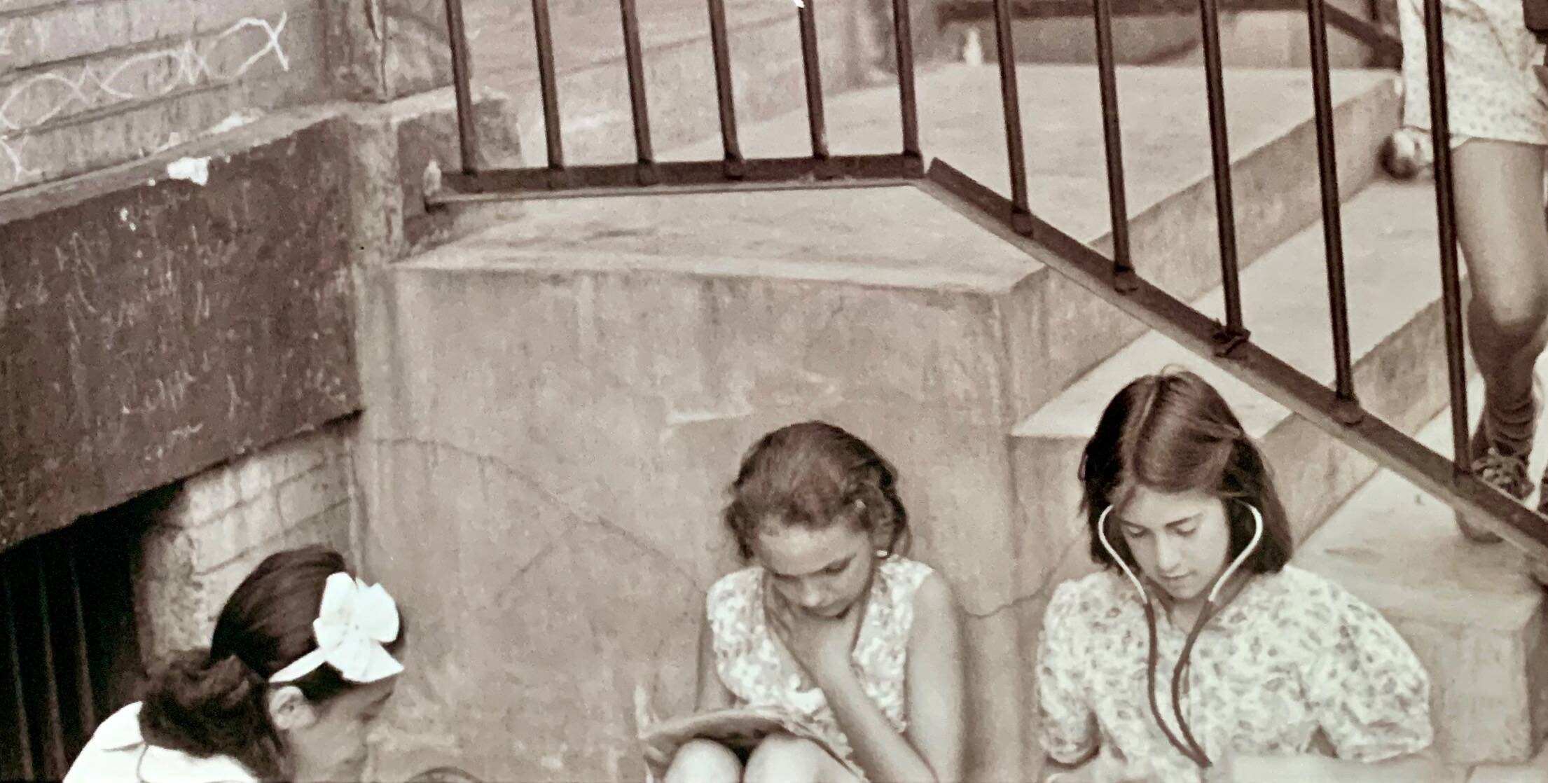 Walker Evans — Children playing in a street in New York, 1938